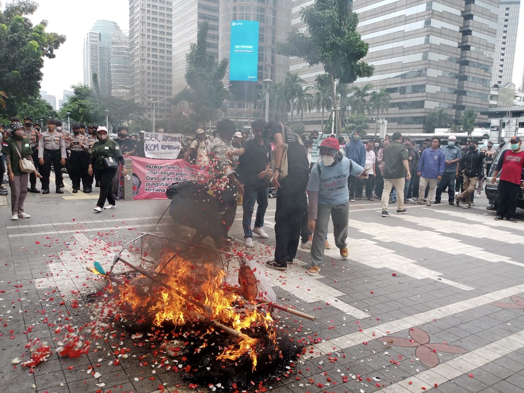 Aliansi Korban UKAI Indonesia dan Aliansi Apoteker dan Apoteker Peduli Negeri, kembali menggelar unjuk rasa, di Kemendikbudristek, Rabu (30/
