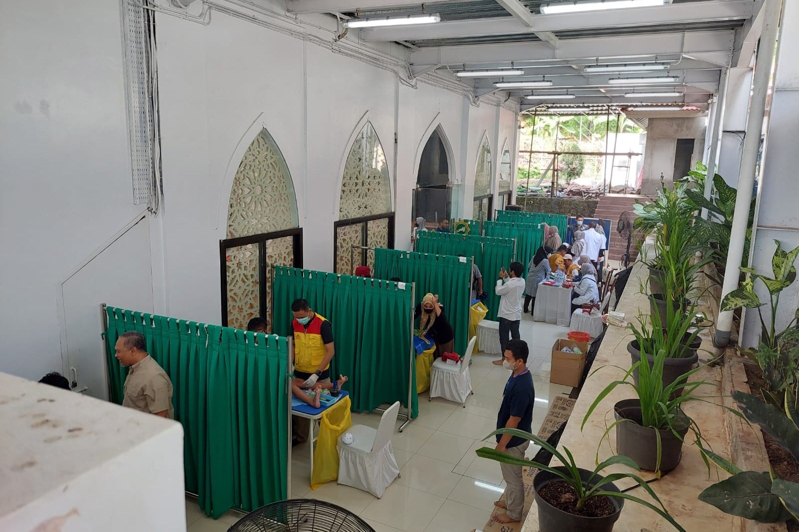 Sunatan massal dan pengobatan gratis memang dinanti banyak masyarakat sekitar masjid.