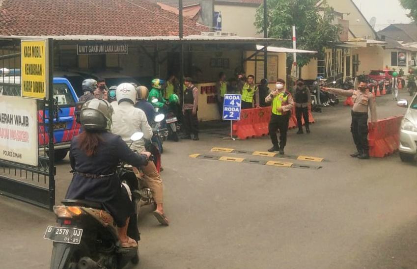 Sejumlah personel berjaga di gerbang masuk Polres Cimahi untuk mengantisipasi gangguan kamtibnas pascateror bom di Astanaanyar, Rabu (7/12).
