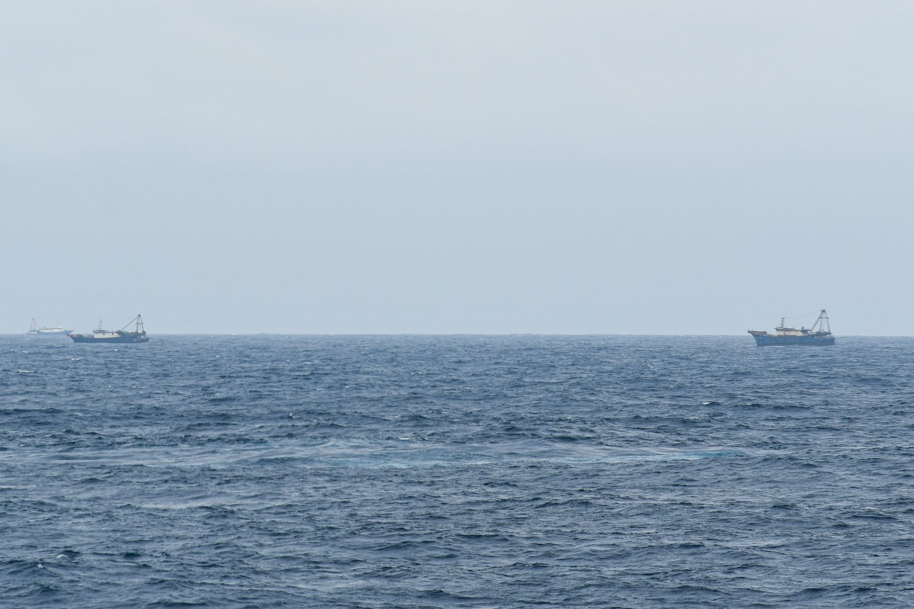 Kapal melintas di wilayah Zona Ekonomi Eksklusif dekat Natuna