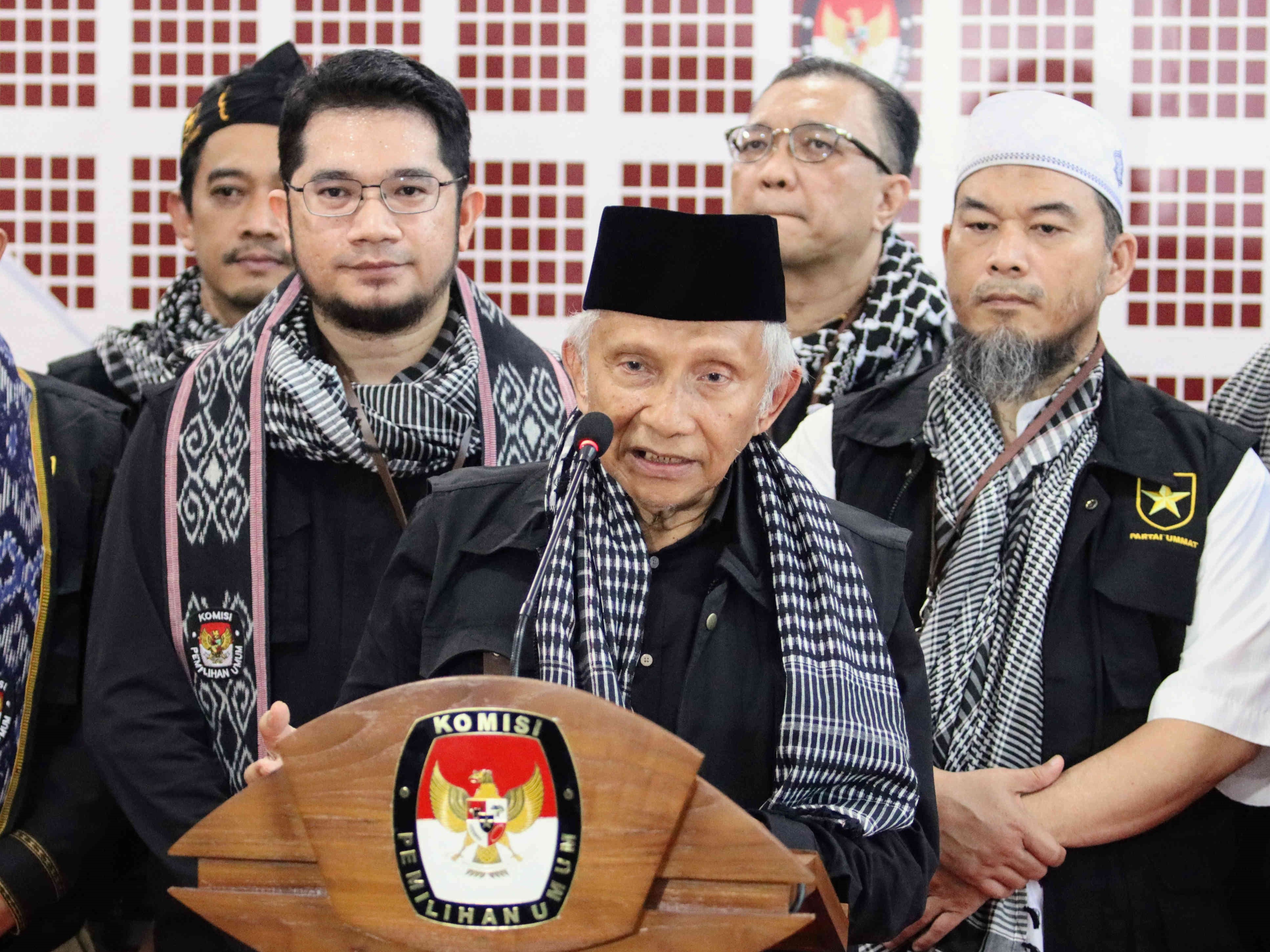 Ketua Majelis Syuro Partai Ummat Amien Rais (tengah) menyampaikan sambutan saat penyerahan berkas pendaftaran.