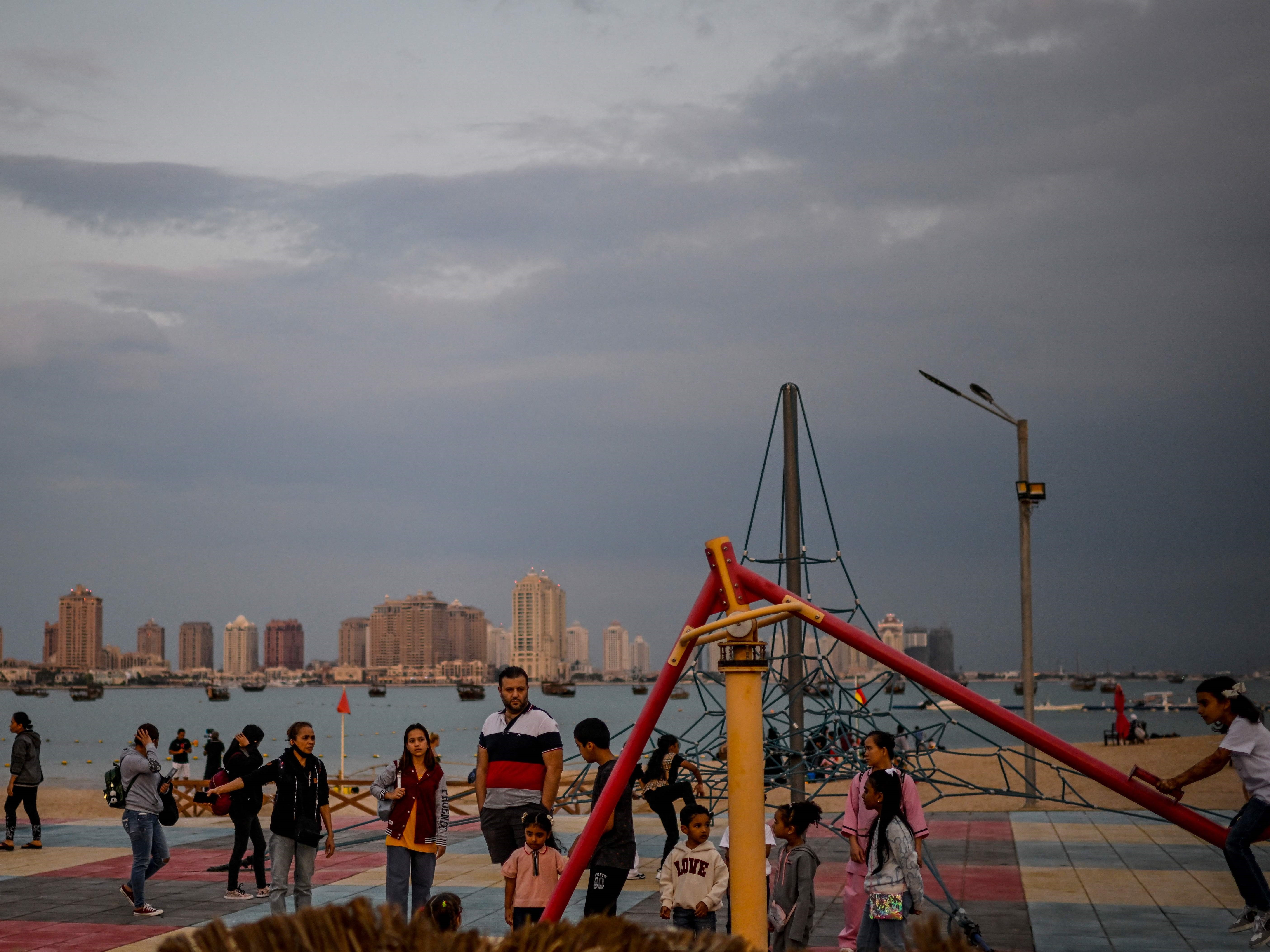 Anak-anak bermain di taman bermain di Katara di Doha pada 7 Desember 2022, selama turnamen sepak bola Piala Dunia Qatar 2022.