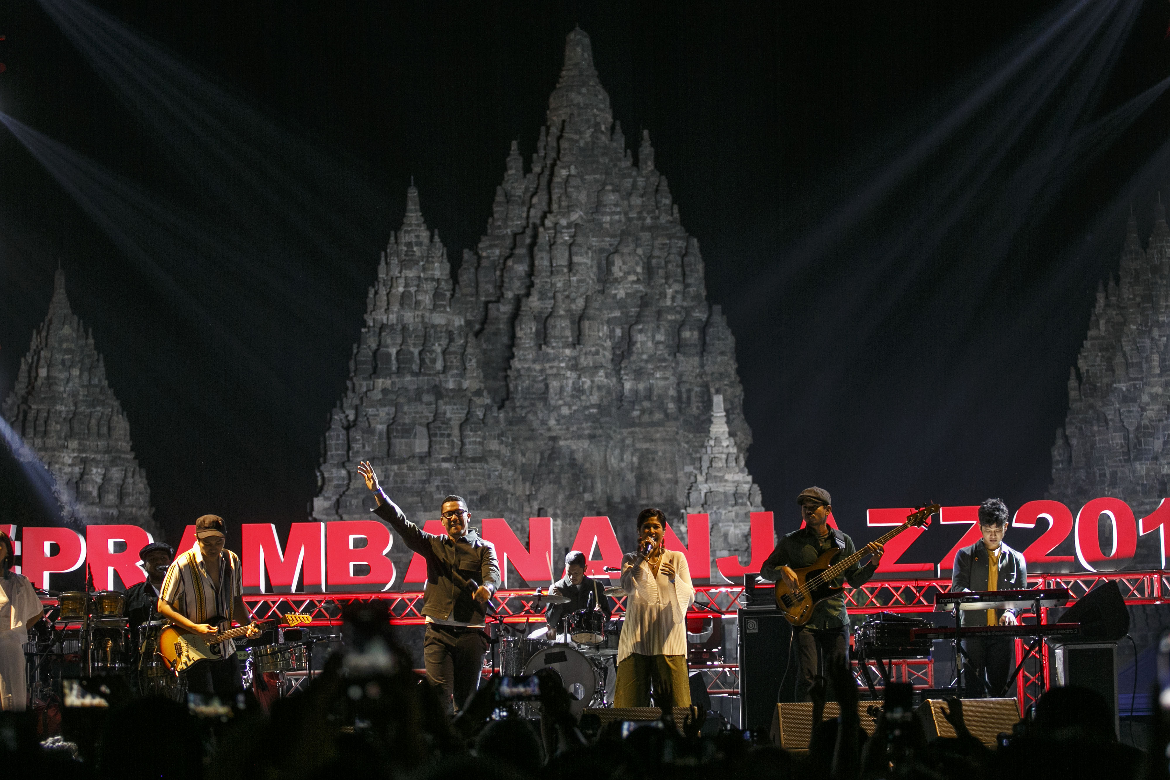 Grup musik Maliq & D'essentials tampil menghibur penonton pada Prambanan Jazz Festival 2019