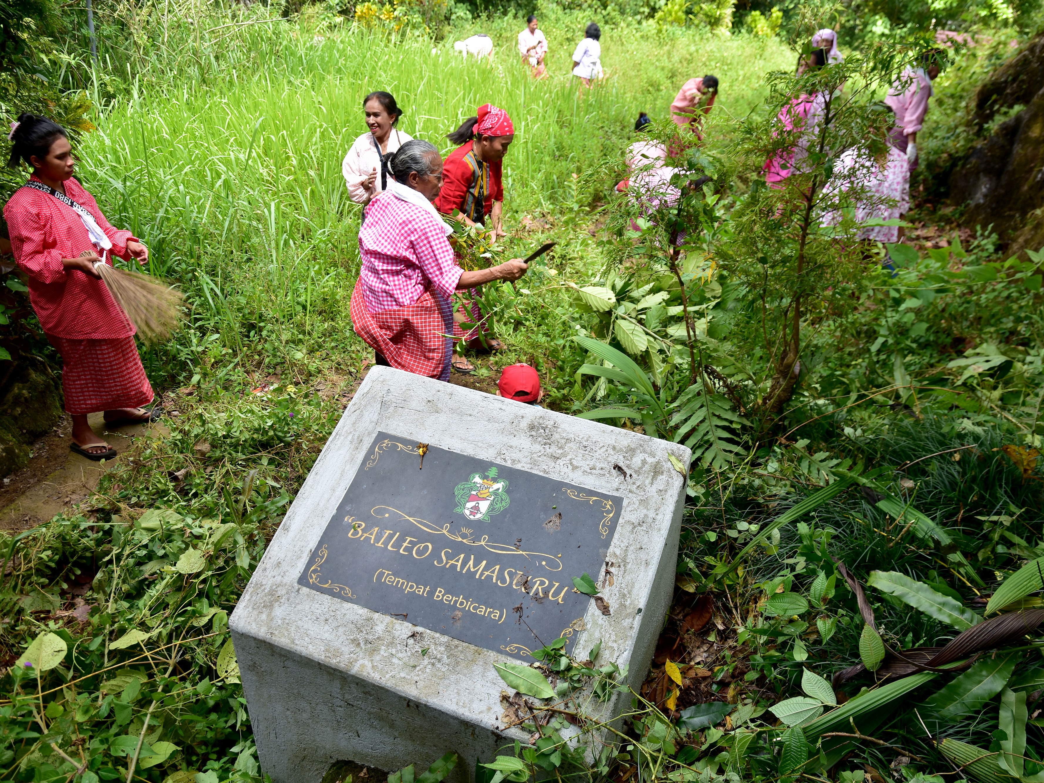 Sejumlah perempuan (mata ina) membersihkan rumah adat atau Baileo Samasuru saat rangkaian tradisi Cuci Negeri di Negeri Soya, Kota Ambon.
