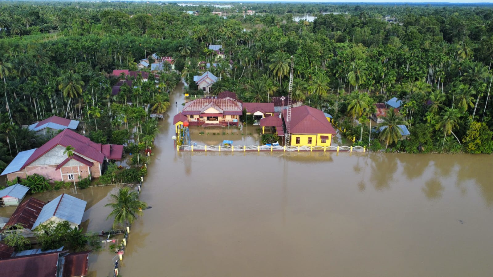 Foto udara lokasi banjir di Desa Lawang, Kecamatan Matangkuli, Aceh Utara.