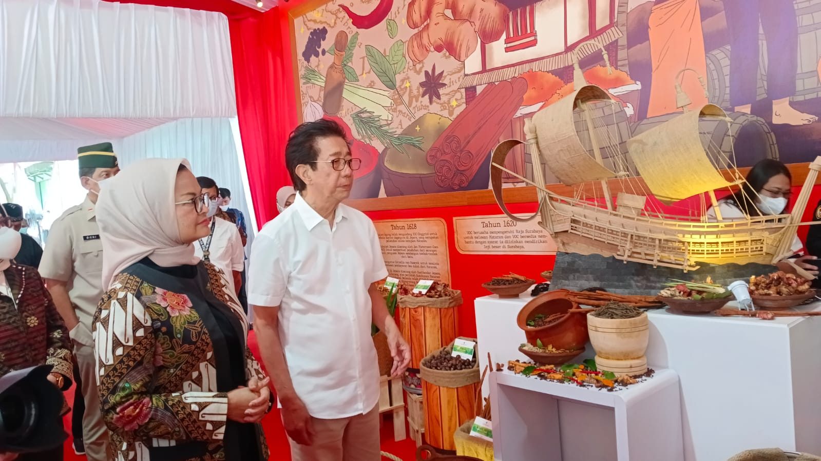  Direktur Sido Muncul, Irwan Hidayat dan Kepala Badan POM RI, Penny K Lukito melihat-lihat  Pusat Laboratorium Penelitian Rempah Indonesia 