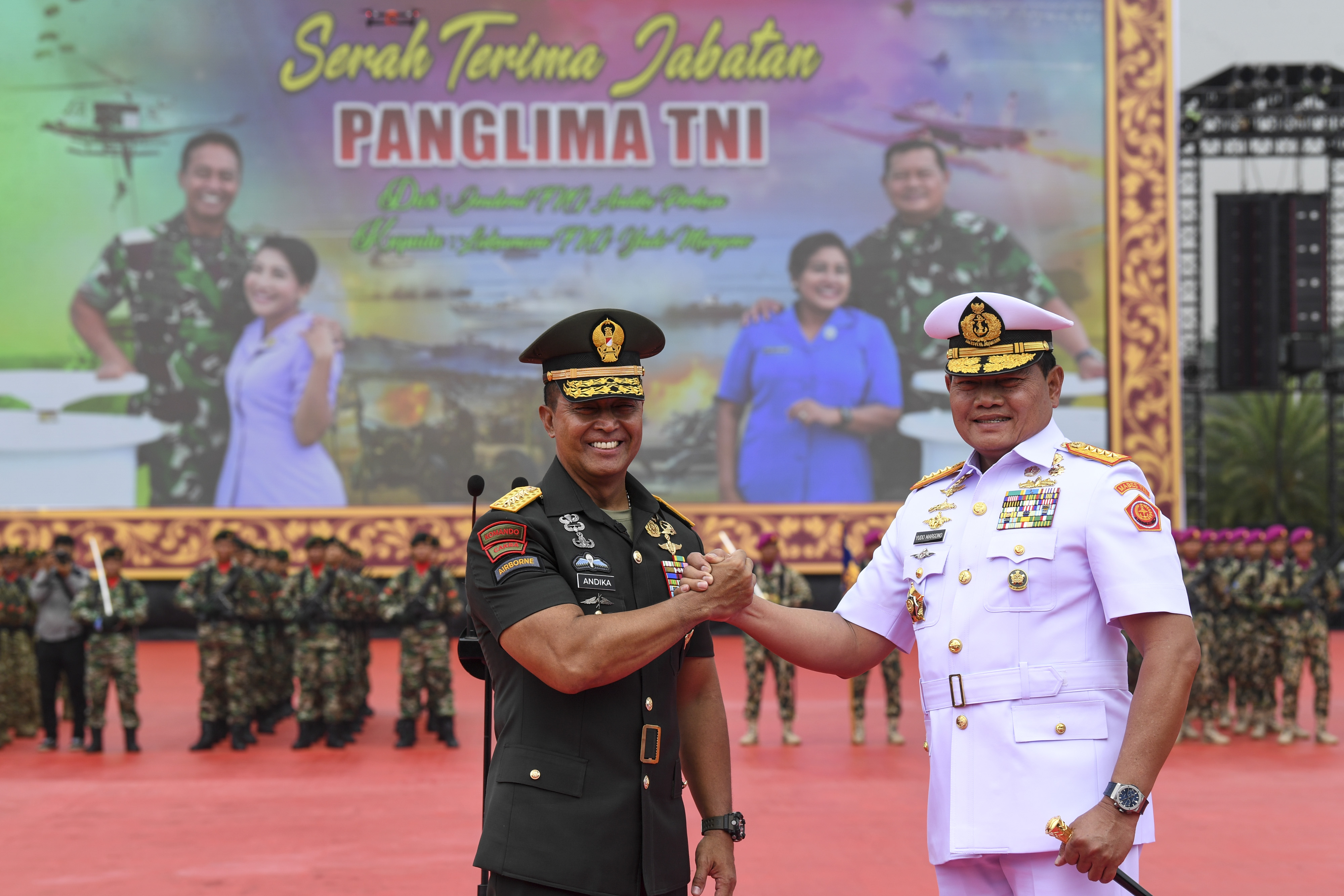 Panglima TNI Yudo Margono melakukan salam komando dengan Jenderal TNI Andika Perkasa.