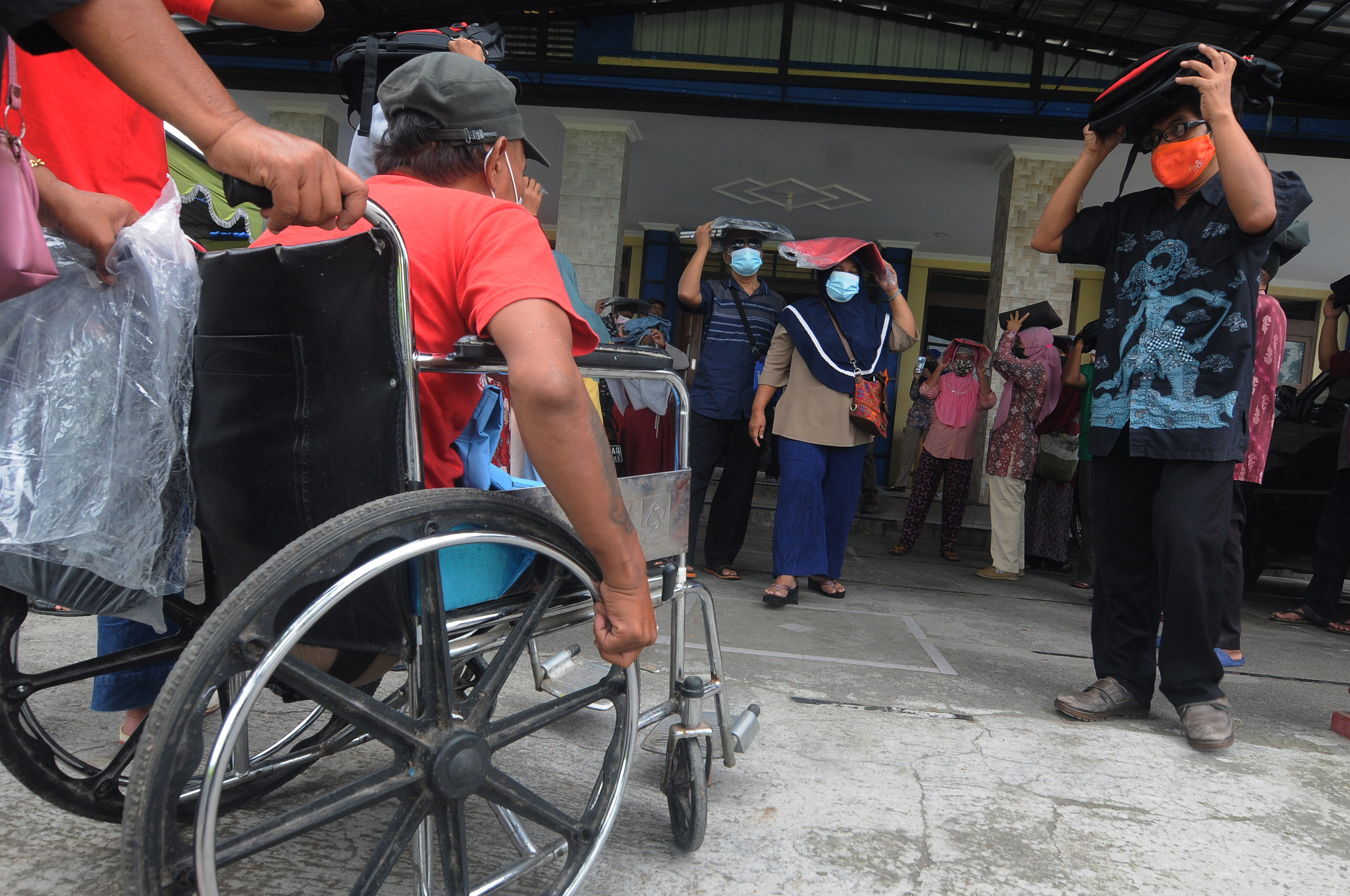  SIMULASI: Sejumlah penyandang disabilitas mengikuti simulasi pengurangan resiko bencana di Gatak, Jawa Tengah