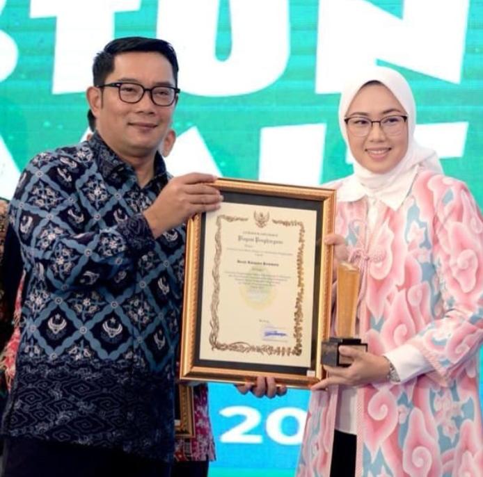 Gubernur Jawa Barat Ridwan Kamil menyerahkan piagam kepada Bupati Purwakarta Anne Ratna Mustika karena berhasil menurunkan stunting