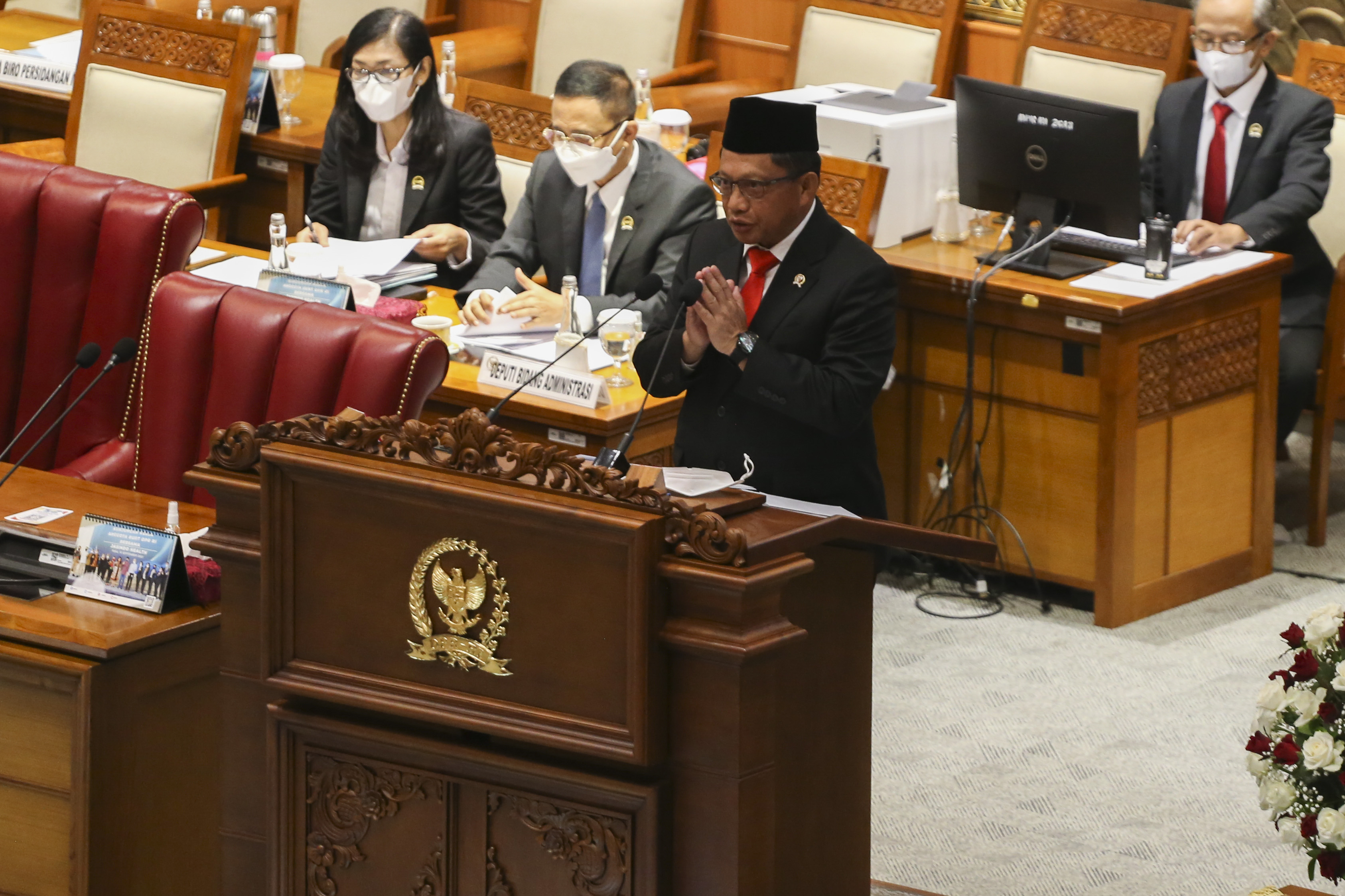 Menteri Dalam Negeri Tito Karnavian menyampaikan laporan pemerintah terkait RUU Papua Barat Daya pada Rapat Paripurna DPR, Kamis (17/11).
