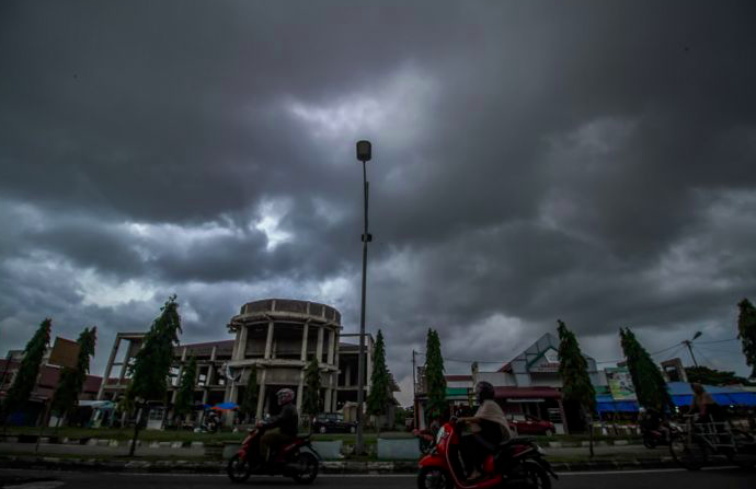 Awan hitam Cumulonimbus bergelayut di langit Kota Lhokseumawe, Provinsi Aceh, Selasa (22/10).