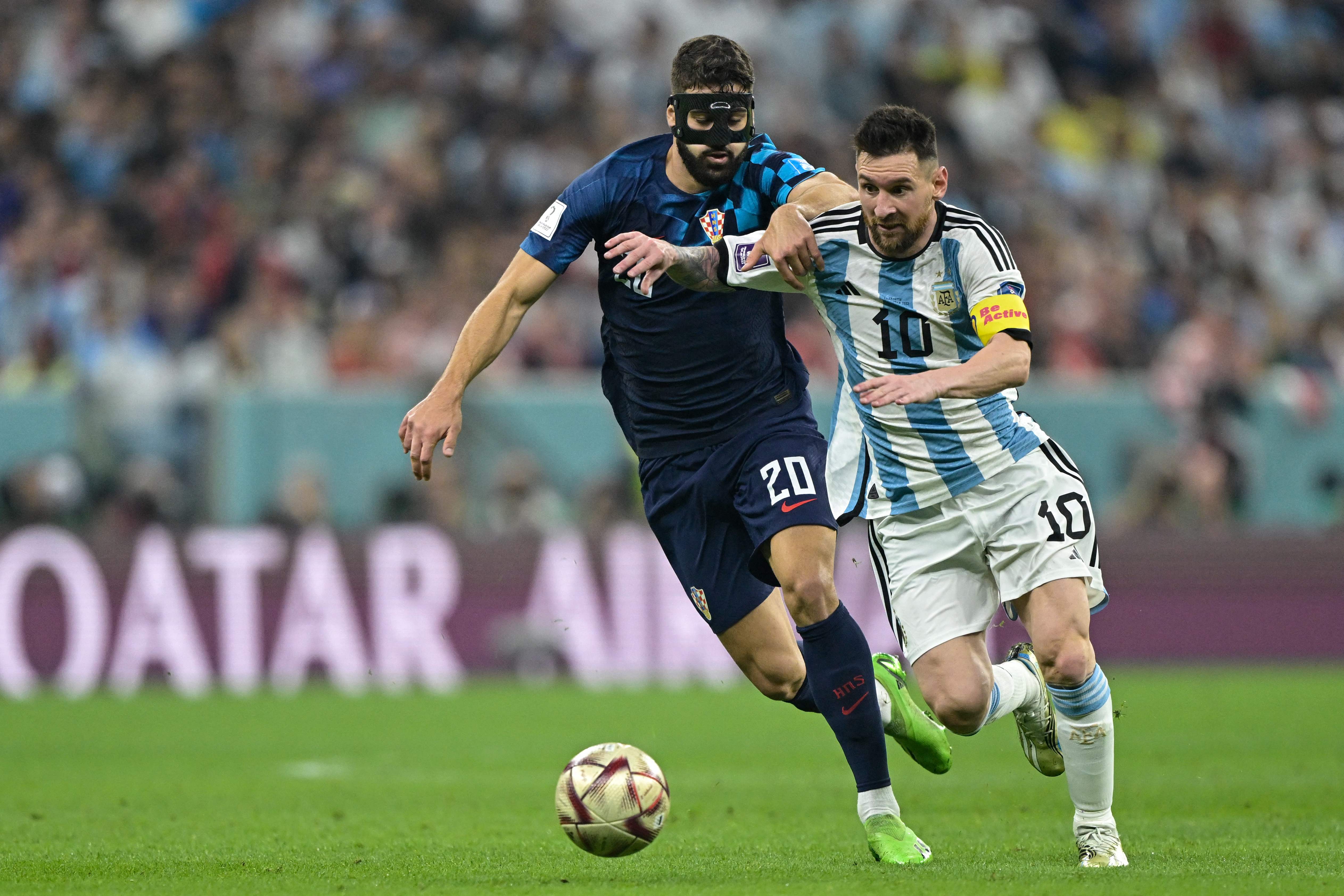 Lionel Messi berhasil melewati pemain belakang Kroasia Josko Gvardiol.