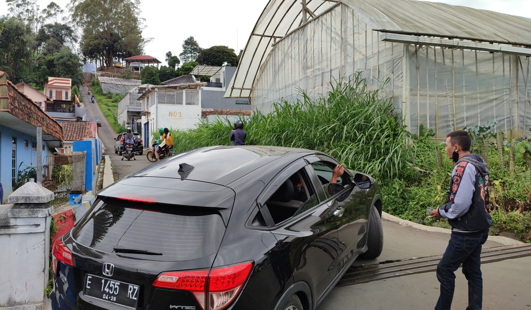 Warga mengatur lalu lintas di sekitar Tanjakan Bukanagara, Kecamatan Lembang, Kabupaten Bandung Barat, Jawa Barat, Minggu (25/12).