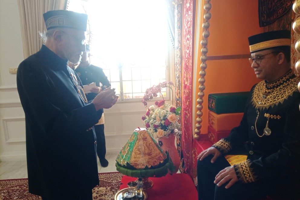 Anies Baswedan menjalani Peusijuek oleh Wali Nanggroe Malik Mahmud di Pendopo Meuligoe Wali Nanggroe. 