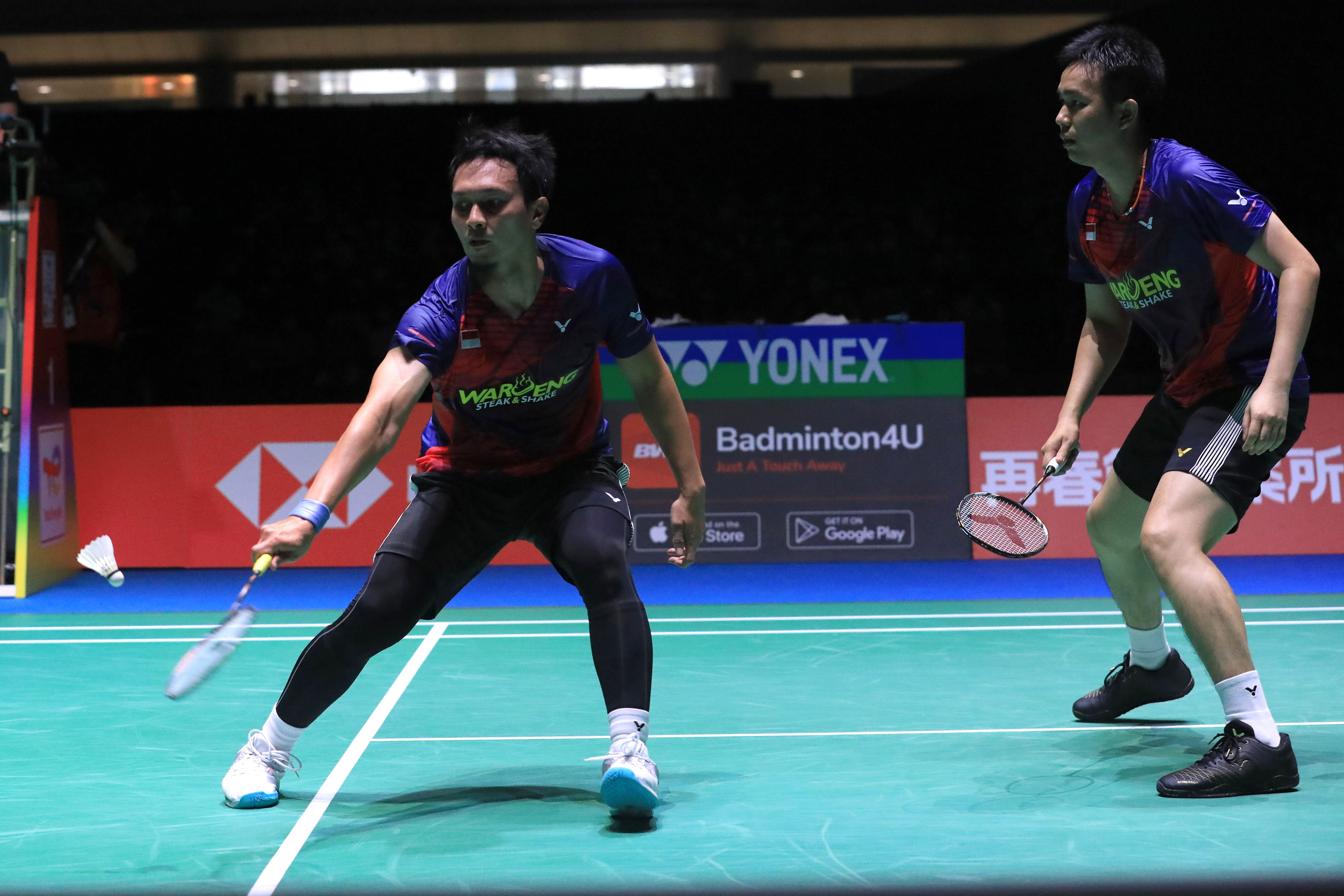 Pebulu tangkis ganda putra Indonesia Mohammad Ahsan (kiri) dan Hendra Setiawan (kanan) 
