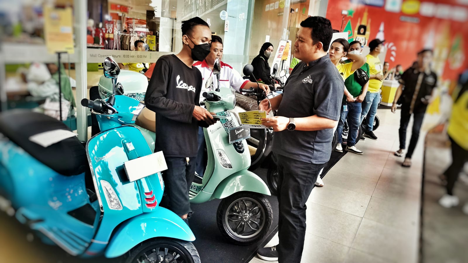 Pengunjung melihat kendaraan yang dipamerkan di S..O.B.A.T Expo