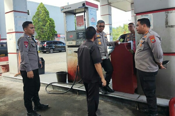 Kapolda Sulut Irjen Setyo Budianto dan Kapolresta Manado  Kombes  Julianto Sirait memantau kondisi SPBU di Kota Manado