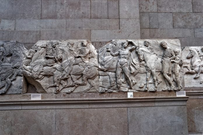 'Parthenon Marbles' atau 'Elgin Marbles' karya pematung Phidias dan asistennya yang diambil Inggris dan disimpan di Museum Inggris.