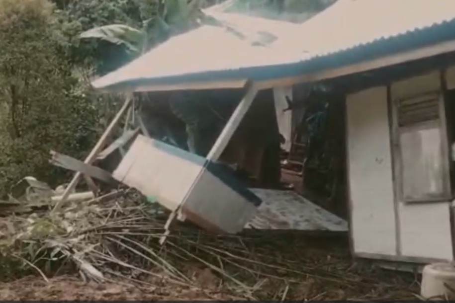 Kondisi rumah yang terkena longsor.
