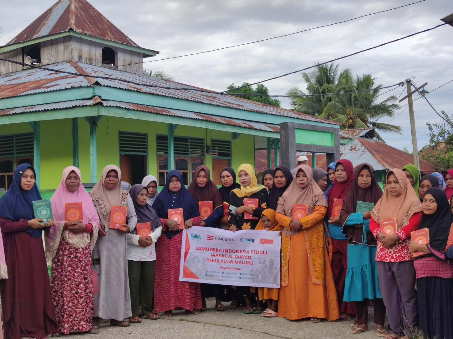 BWA membagikan sebanyak 20 ribu Al-Qur’an wakaf dan 1000 buku Iqra di dua kabupaten dan dua kota di wilayah Provinsi Maluku.