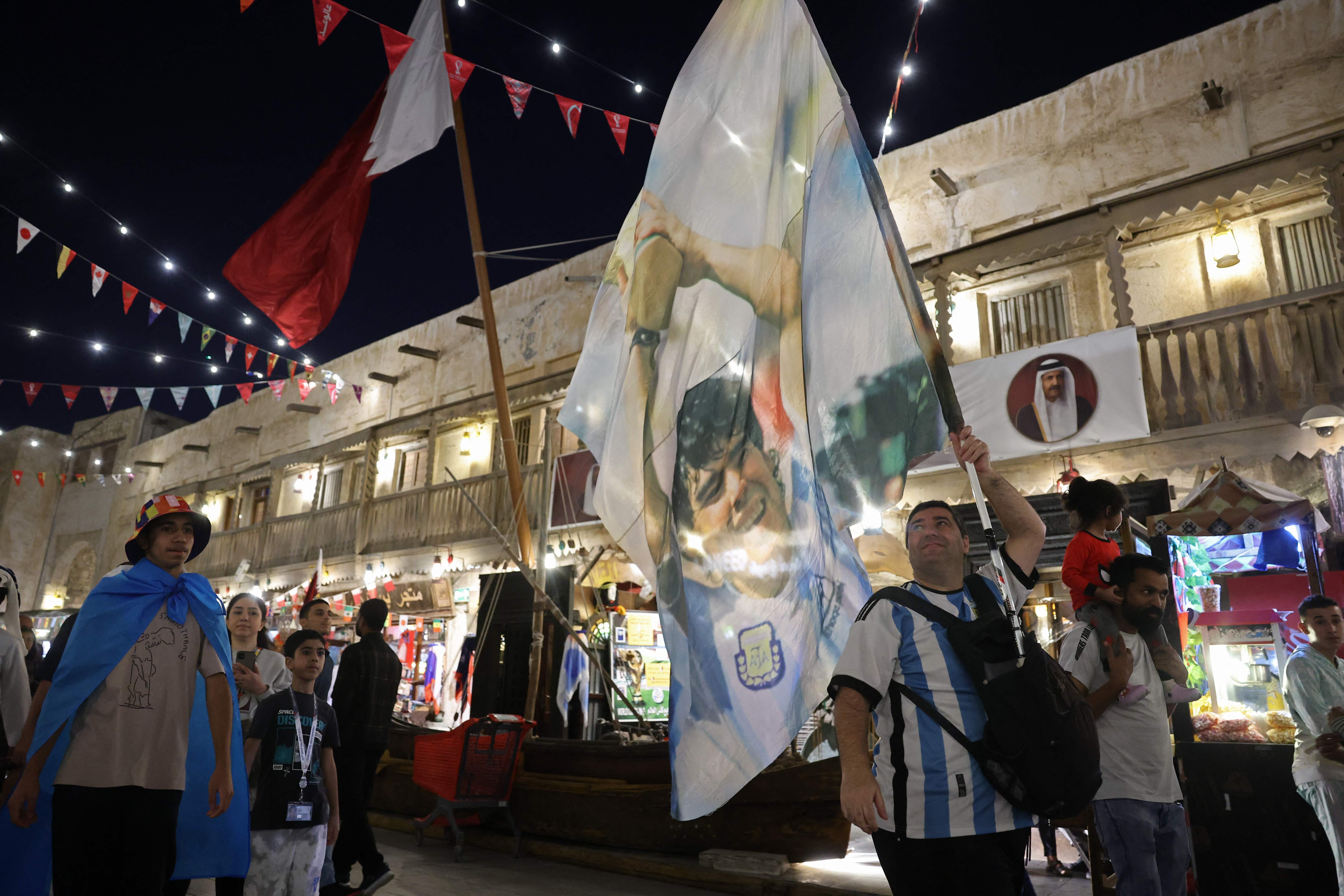 Seorang pendukung Argentina berada di sebuah pasar di Doha, Qatar.