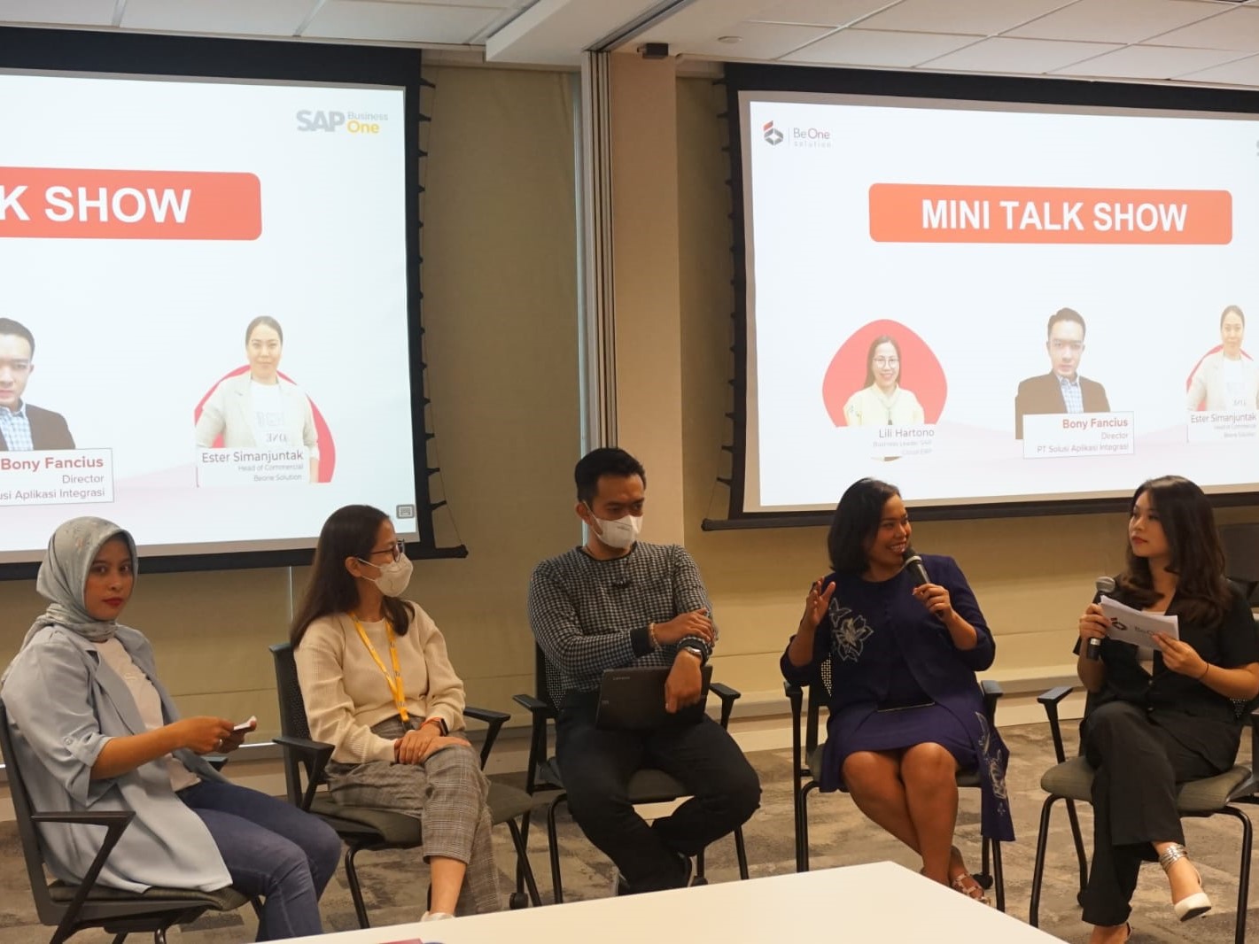 Industri 4.0 merupakan transformasi digital mencakup automasi, penyimpanan data, dan artificial intelligence (AI).