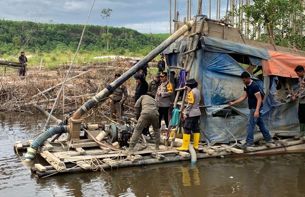 Tim Gabungan menertibkan aksi penambangan emas ilegal di Kabupaten Tebo, Jambi