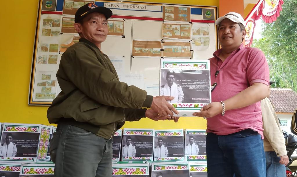 Tim Dadan Tri Yudianto menyerahkan sumbangan untuk korban gempa bumi di Pakenjeng, Kabupaten Garut