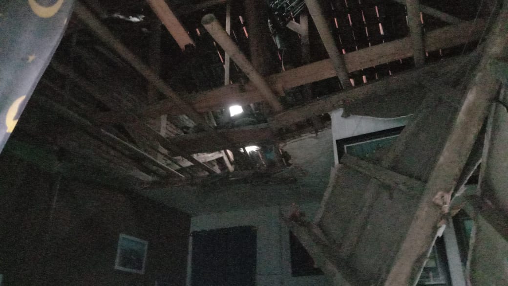 Satu rumah mengalami kerusakan berat di Jalan Gunung Karikil, Kelurahan Tuguraja, Kecamatan Cihideung, Kota Tasikmalaya, akibat gempa.