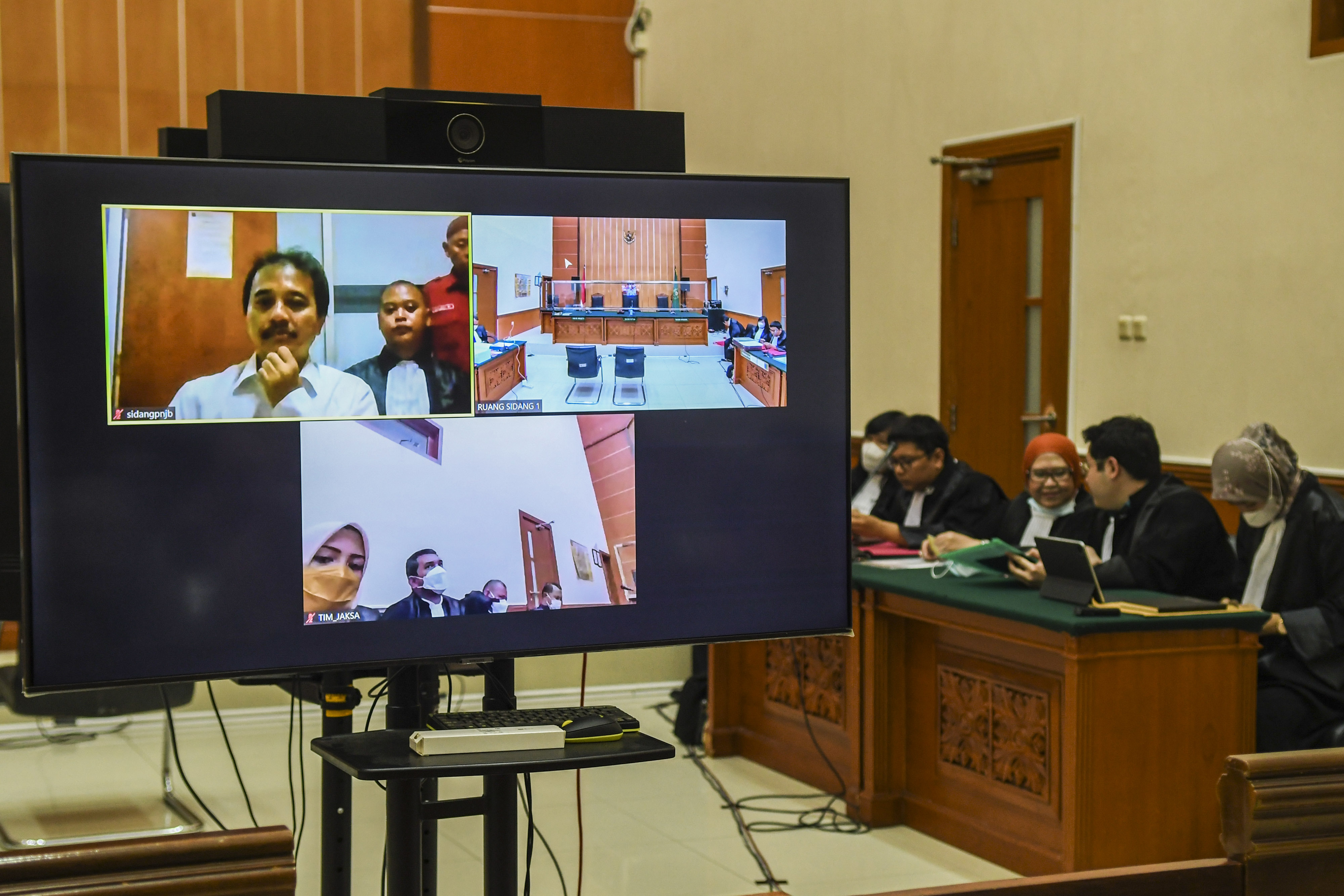 Terdakwa mantan Menteri Pemuda dan Olahraga Roy Suryo menjalani sidang secara daring di PN Jakbar.