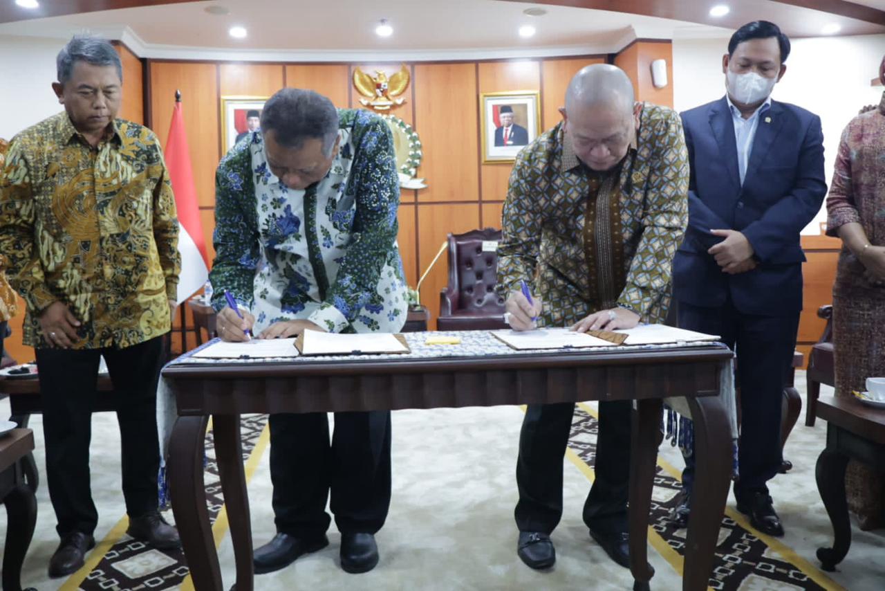 Ketua DPD RI AA LaNyalla M Mattalitti dan Rektor Universitas Indonesia Prof Ari Kuncoro menandatangani MoU di Jakarta, Jumat (9/12).