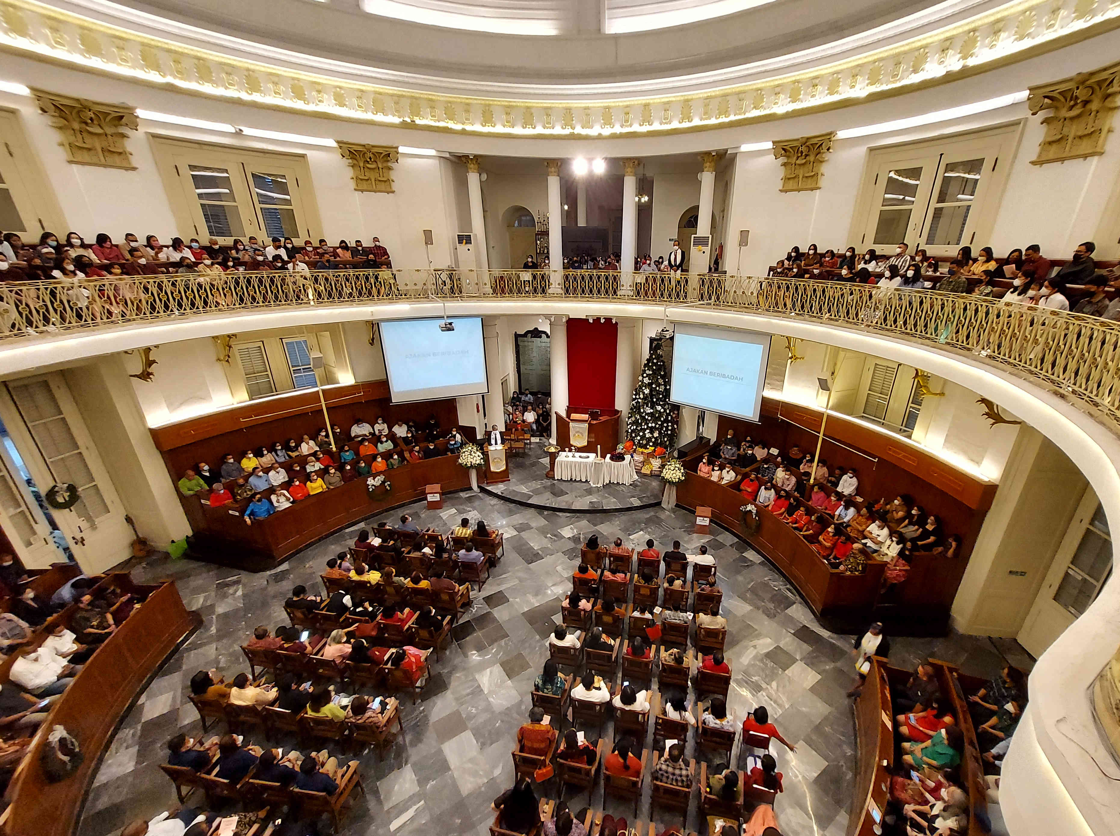 Umat Katolik melaksanakan misa malam Natal di Gereja Katedral, Jakarta.