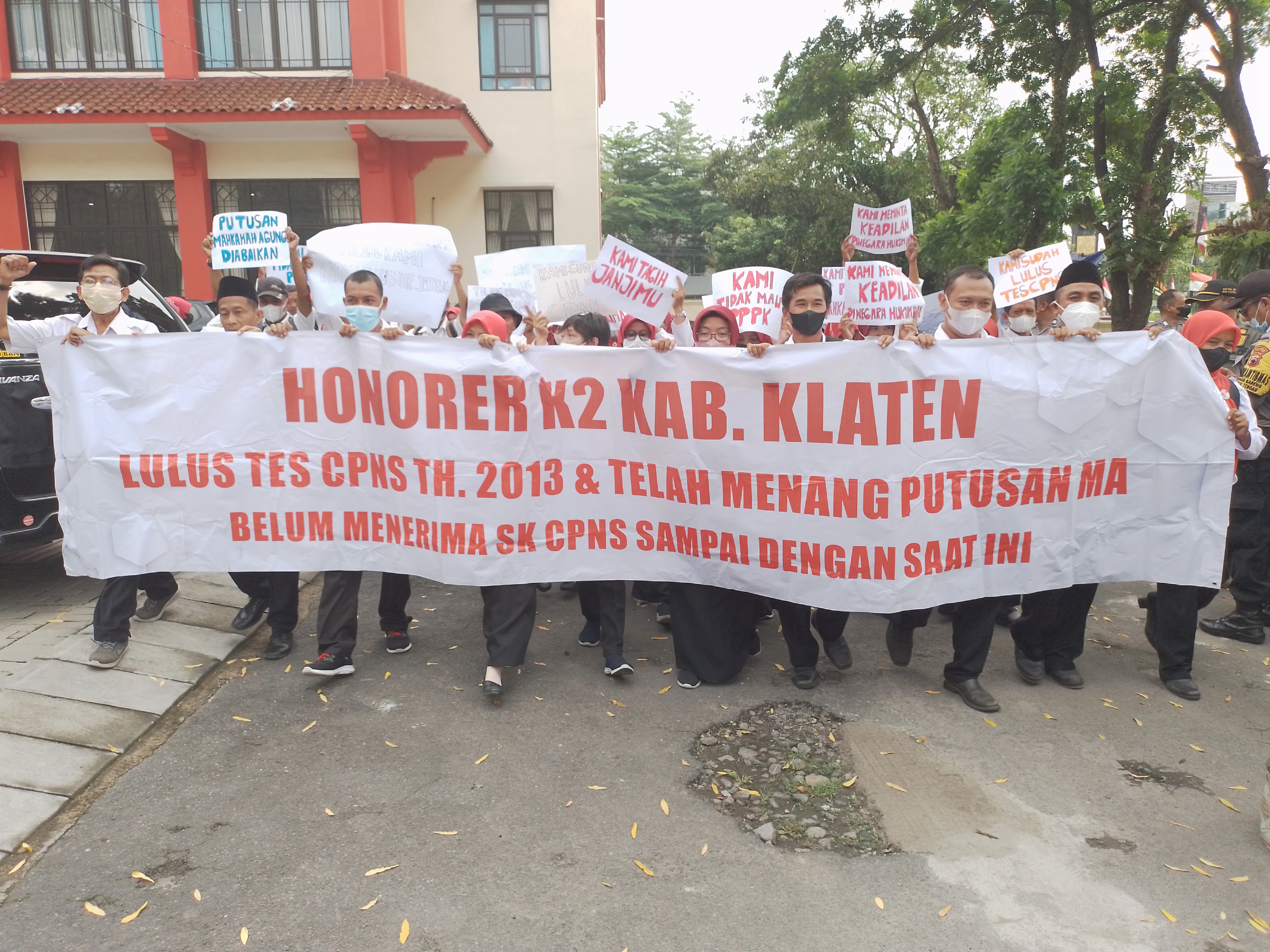 Para guru honorer mendatangi kantor Bupati Klaten untuk menagih janji pengangkatan mereka sebagai CPNS