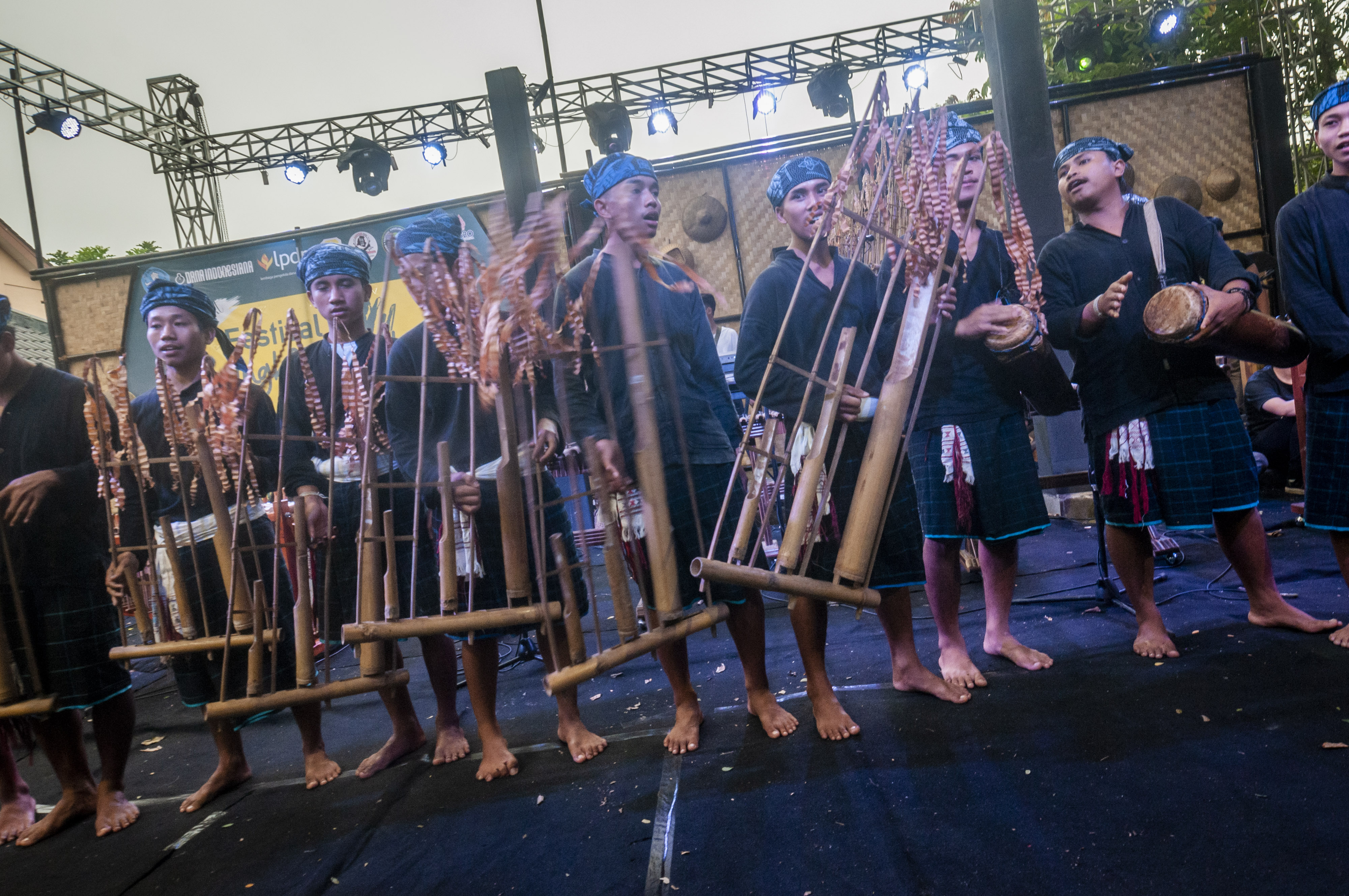 Warga Suku Badui menampilkan musik Angklung Buhun di Rangkasbitung, Lebak, Banten, Sabtu (26/11/2022). 
