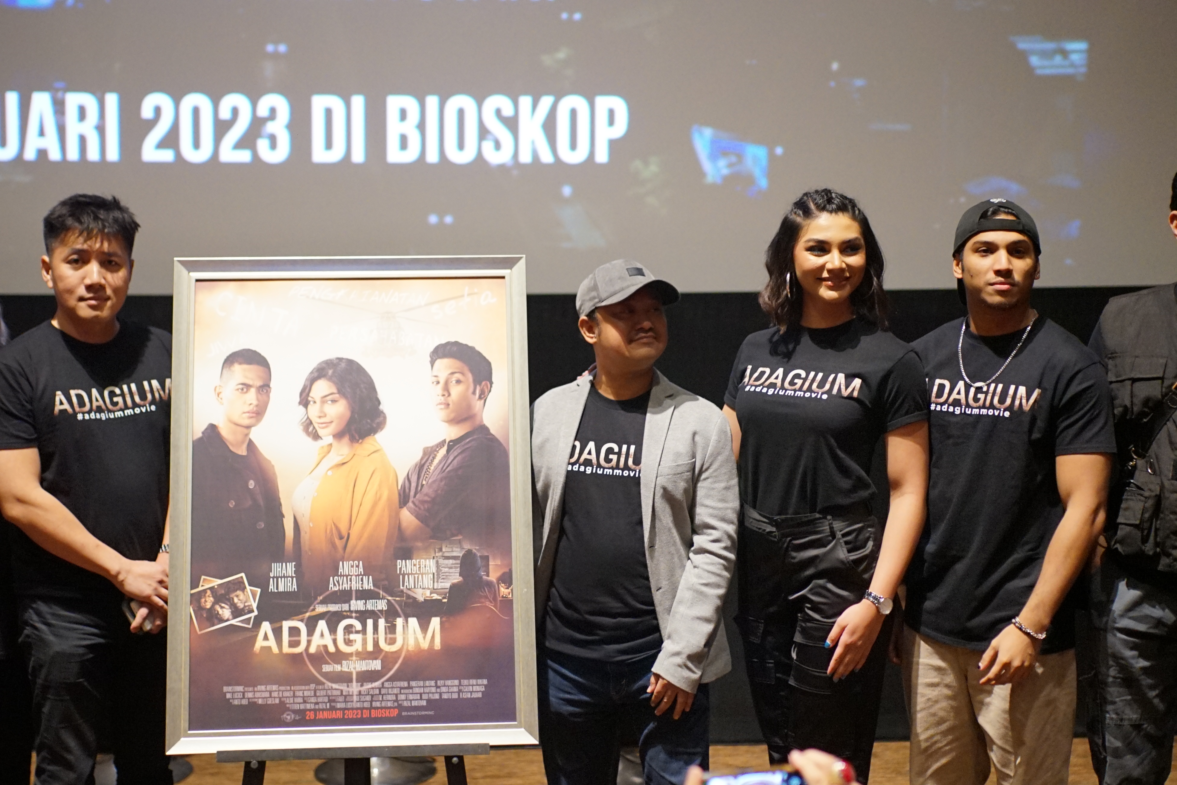 Sutradara dan pemain film Adagium. 
