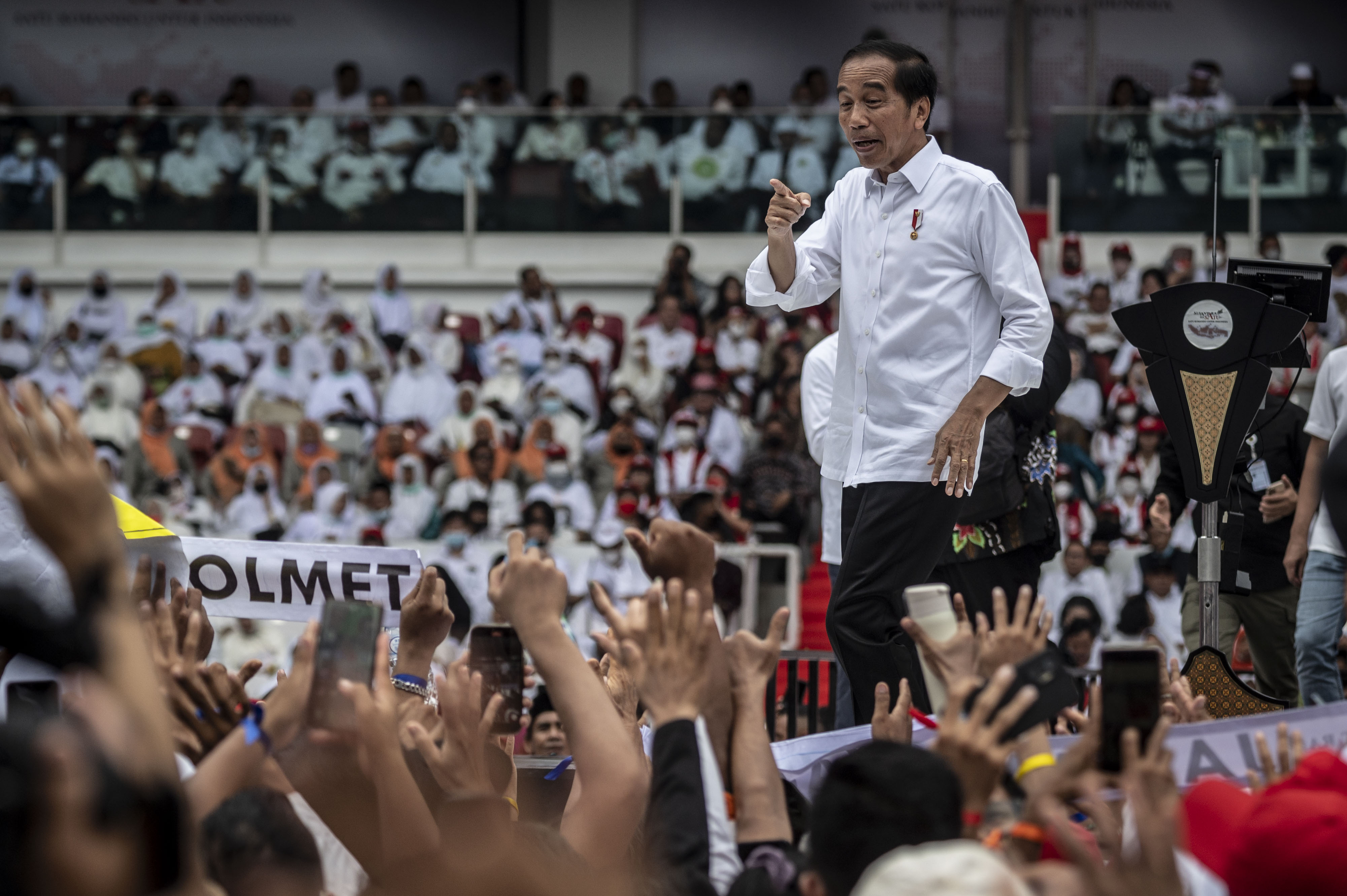 Jokowi saat menghadiri Gerakan Nusantara Bersatu di Stadion Gelora Bung Karno, Jaksel, Sabtu (26/11) melontarkan soal kode rambut putih