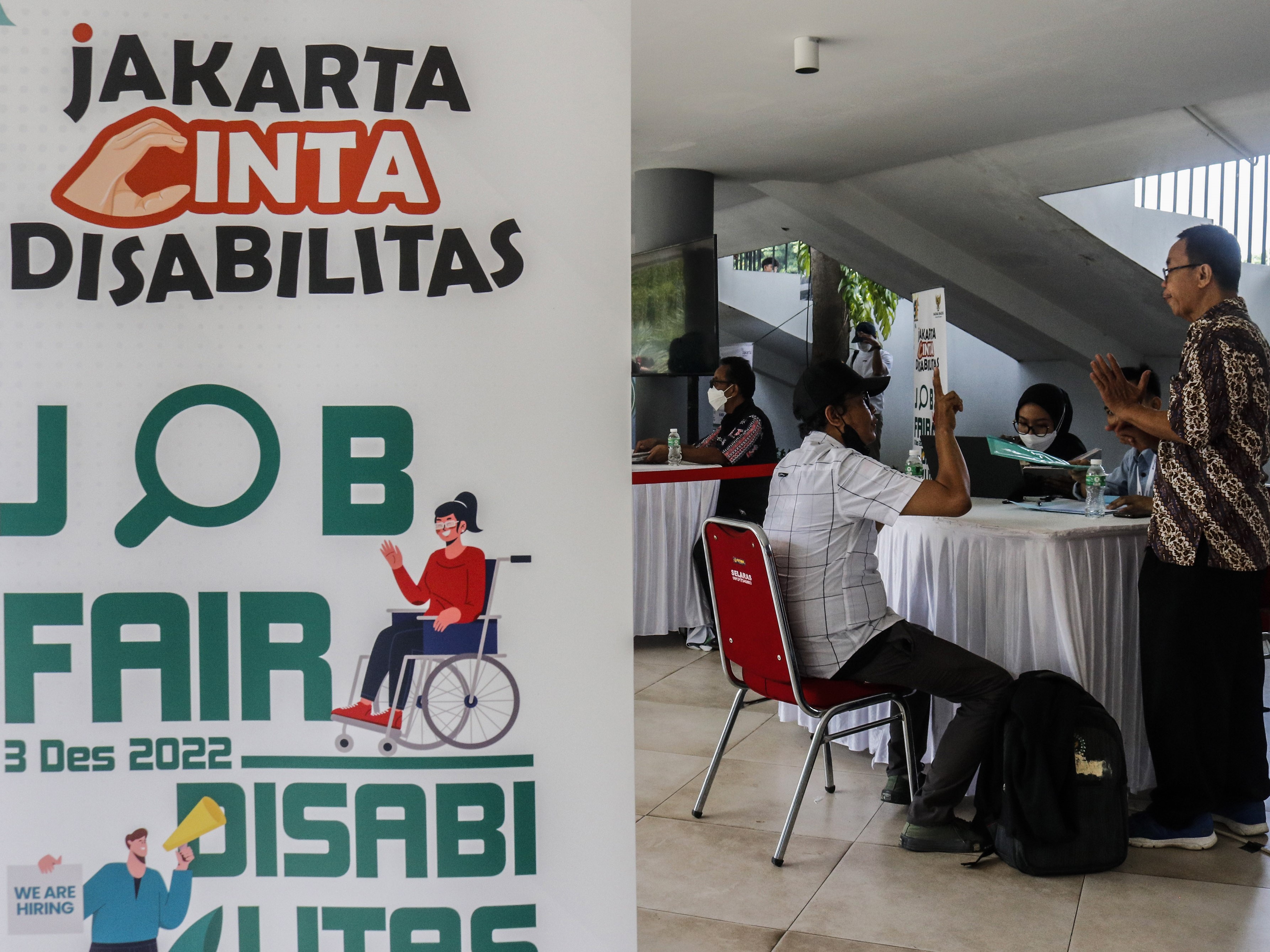 Penyandang disabilitas mencari informasi lowongan kerja dalam pameran bursa kerja di Lapangan Banteng, Jakarta, Sabtu (3/12/2022).