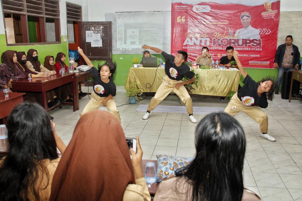 Sosialisasi gerakan antikorupsi di kalangan milenial kepada siswa sekolah di Yayasan Perguruan (YP) Bina Bersaudara 1 Medan, Jumat (9/12)