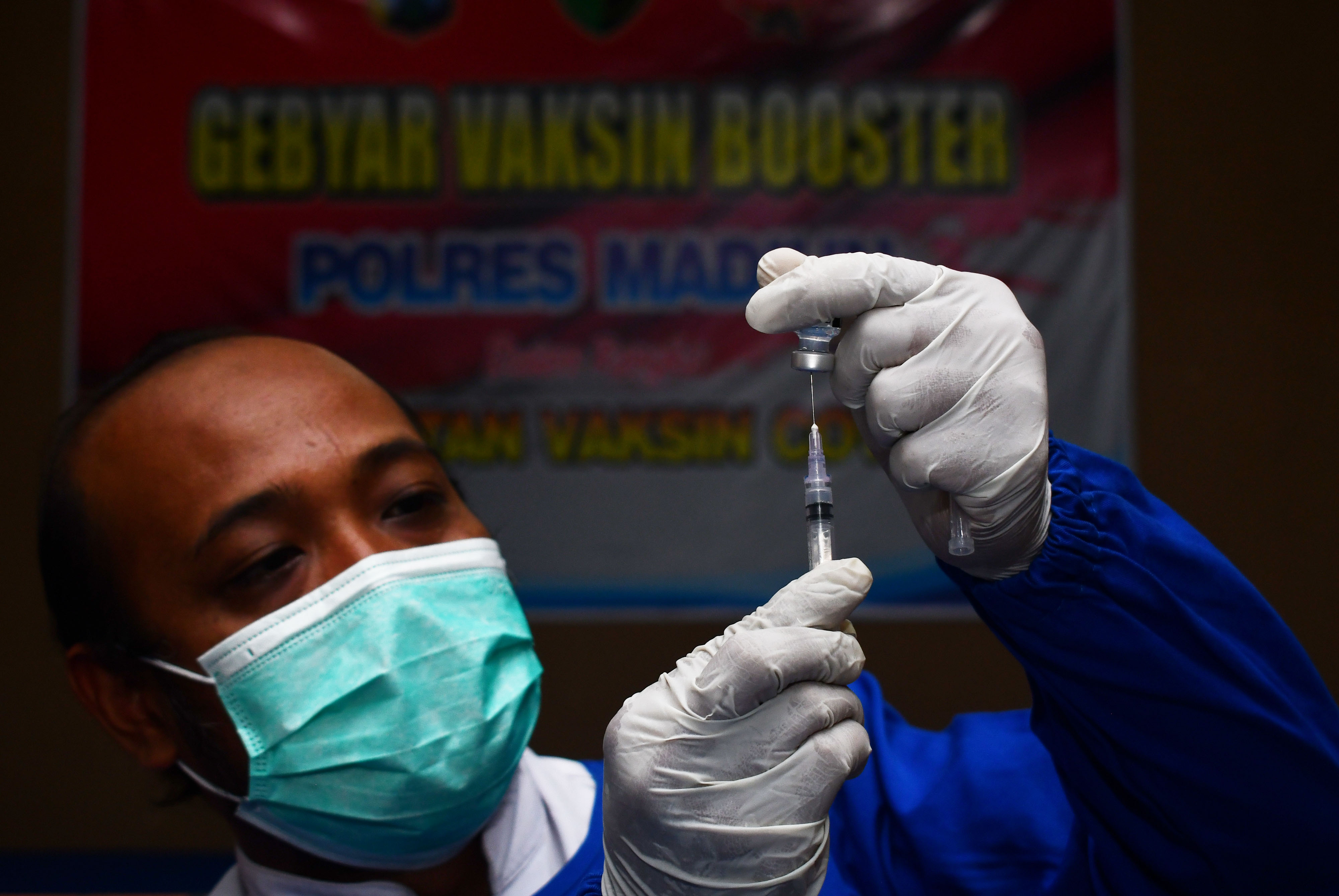 Petugas menyiapkan vaksin covid-19 dosis penguat saat digelar Gebyar Vaksin Booster di Polres Madiun, Jawa Timur, Selasa (6/12/2022). 