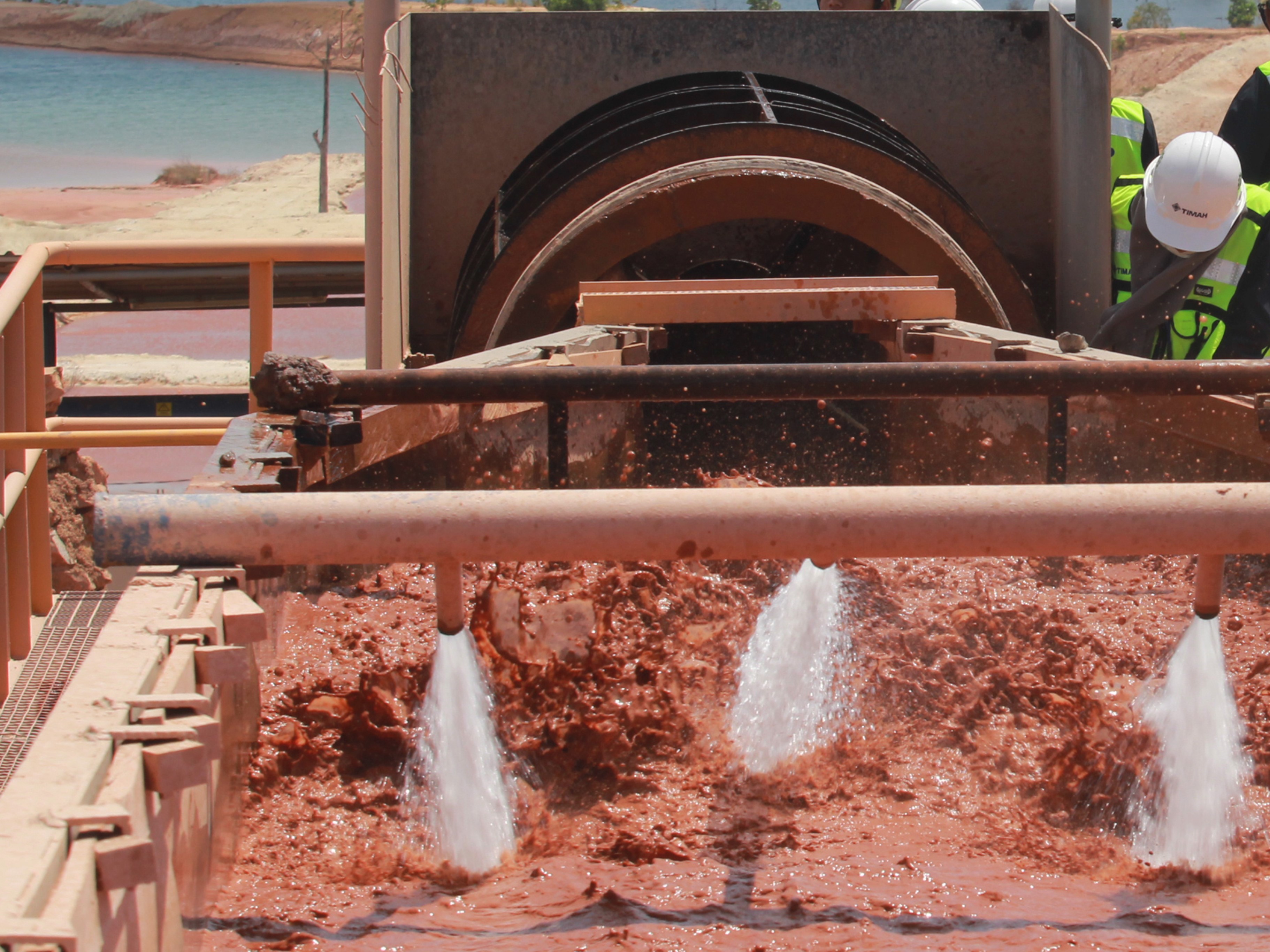 Pekerja melakukan pemisahan material timah di PIT 3 Tambang Timah Primer Batu Besi milik PT Timah Tbk di Belitung Timur, Babel.