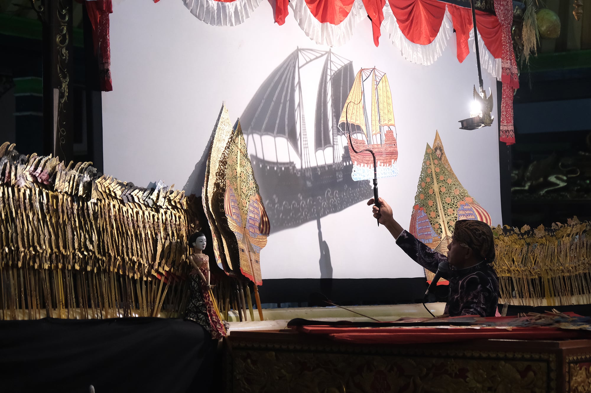 Aksi dalang Ki Catur Kuncoro pada acara Pagelaran Wayang Kulit dengan lakon Rainha De Japara bercerita tentang kepahlawanan Ratu Kalinyamat