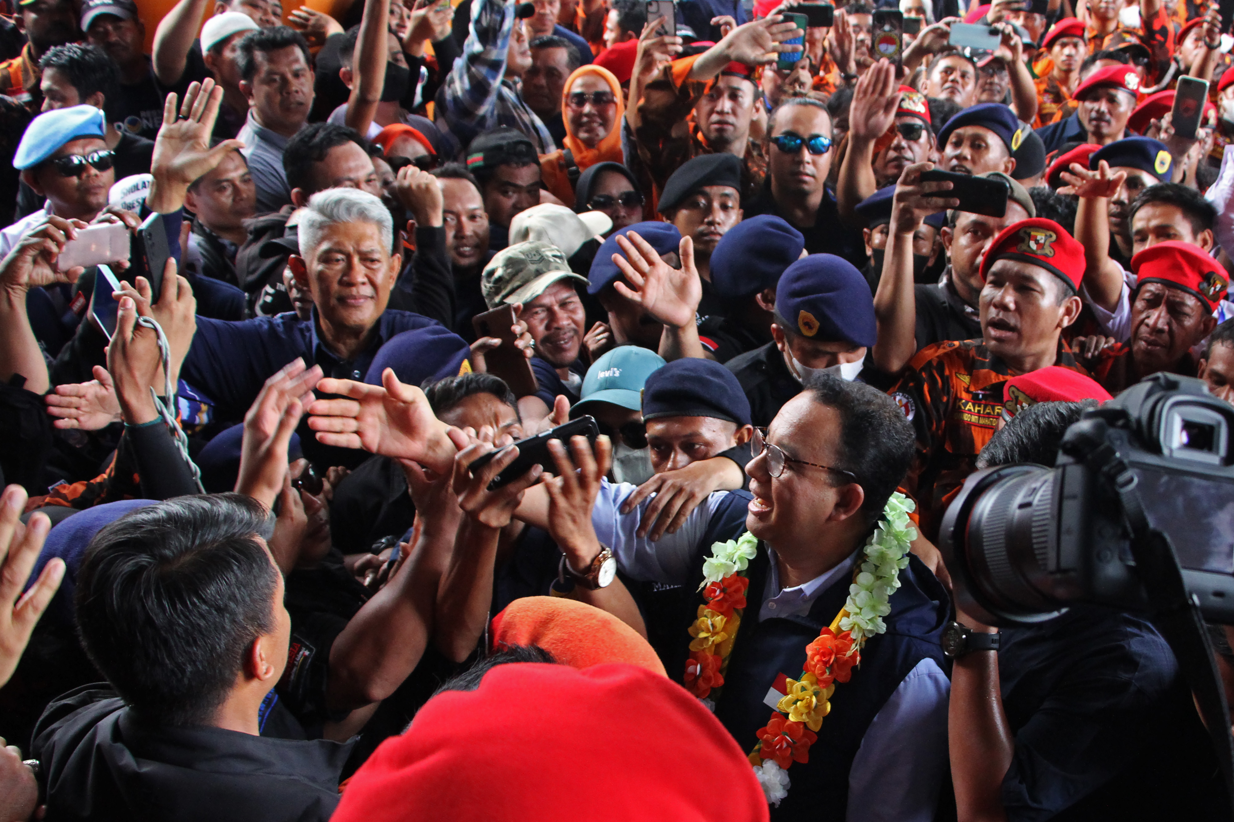 Bakal Calon Presiden dari Partai NasDem Anies Rasyid Baswedan (kanan) bersalaman dengan relawan.