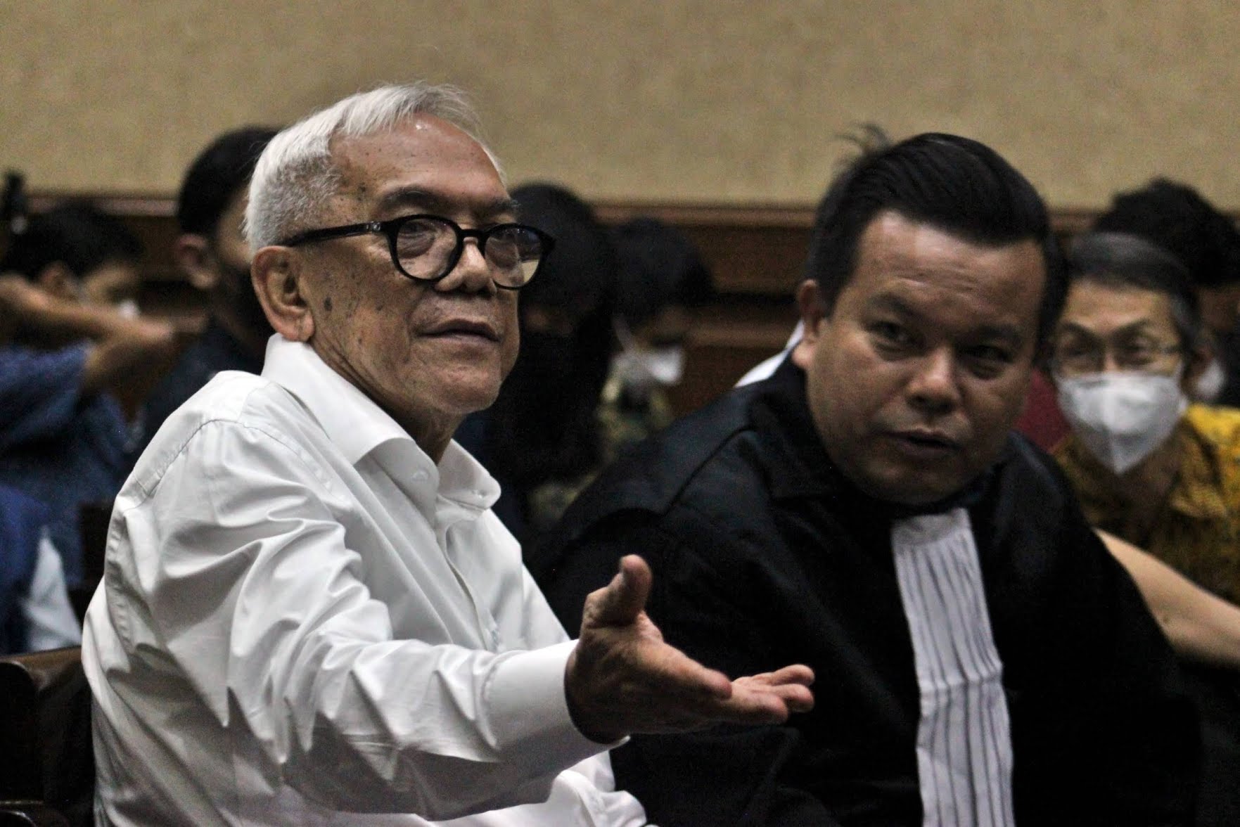 Komisaris PT. Wilmar Nabati Indonesia Master Parulian Tumanggor (kiri) 