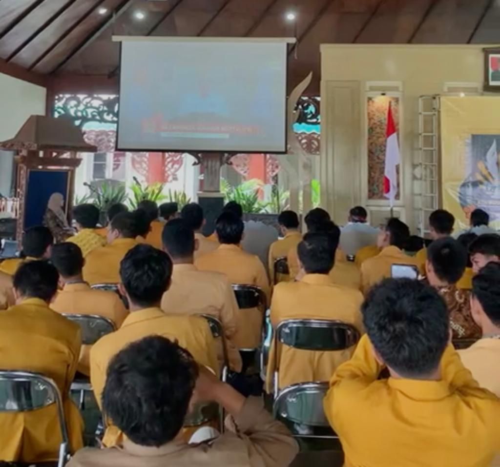 Para peserta Konferensi Pimpinan Wilayah Ikatan Pelajar Muhammadiyah Jawa Timur sedang mengikuti paparan secacara virtual, Sabtu (17/12). 