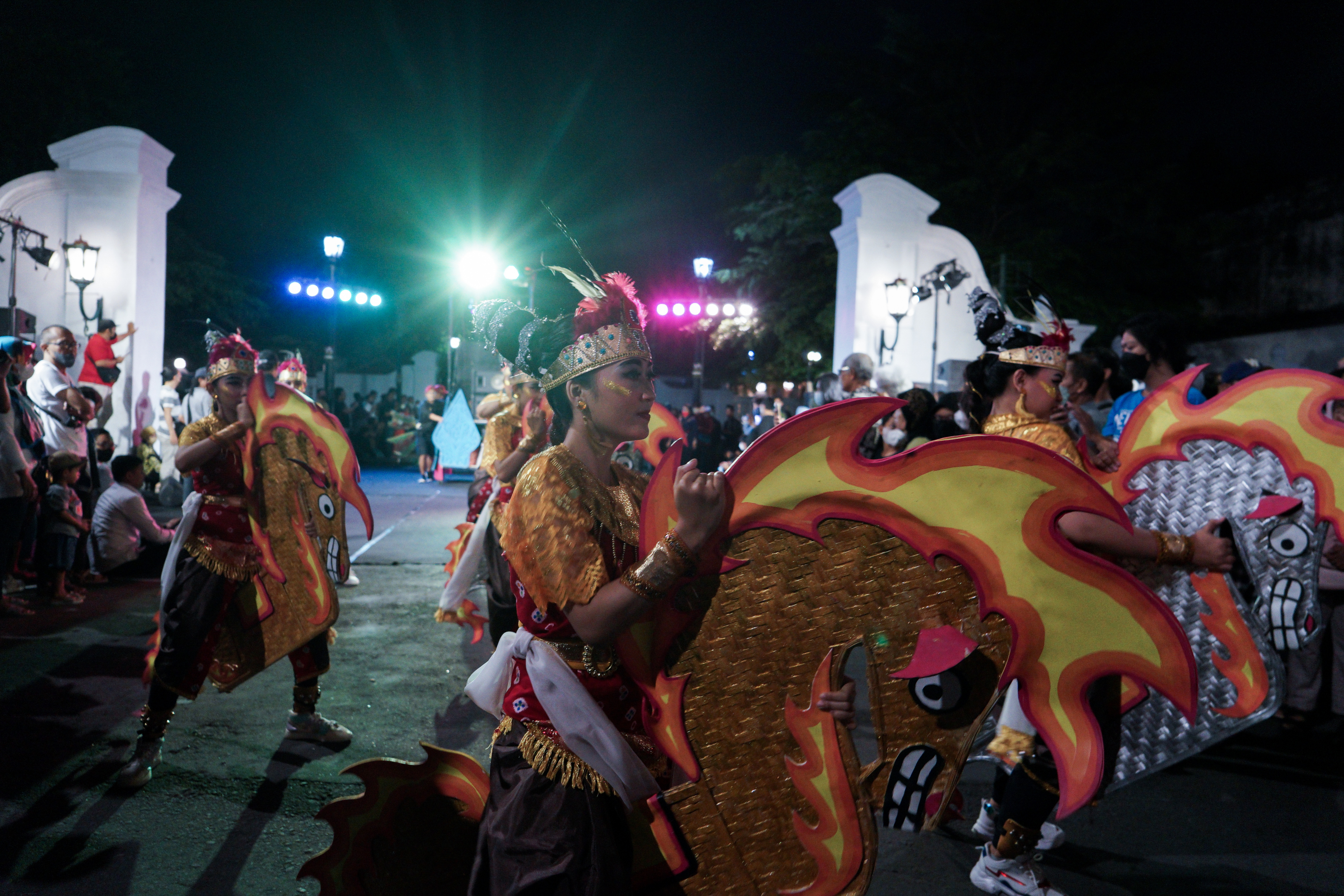 Peserta mengikuti kirab saat acara Selasa Wagen di Jl Malioboro, Yogyakarta, setelah vakum dua tahun akibat pandemi covid-19.
