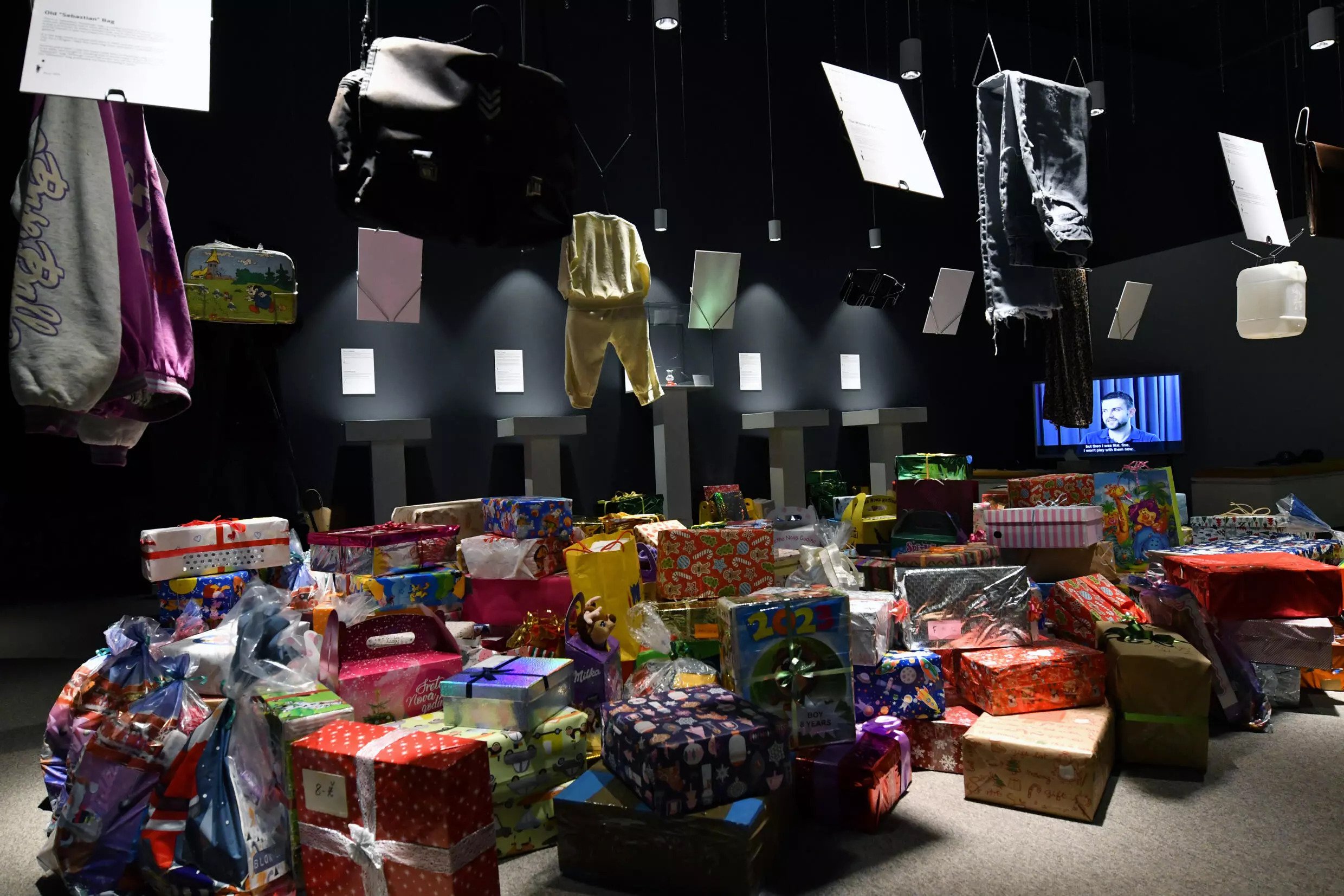 Kado yang menumpuk di Museum Perang Sarajevo siap dikirim untuk Anak-anak Ukraina