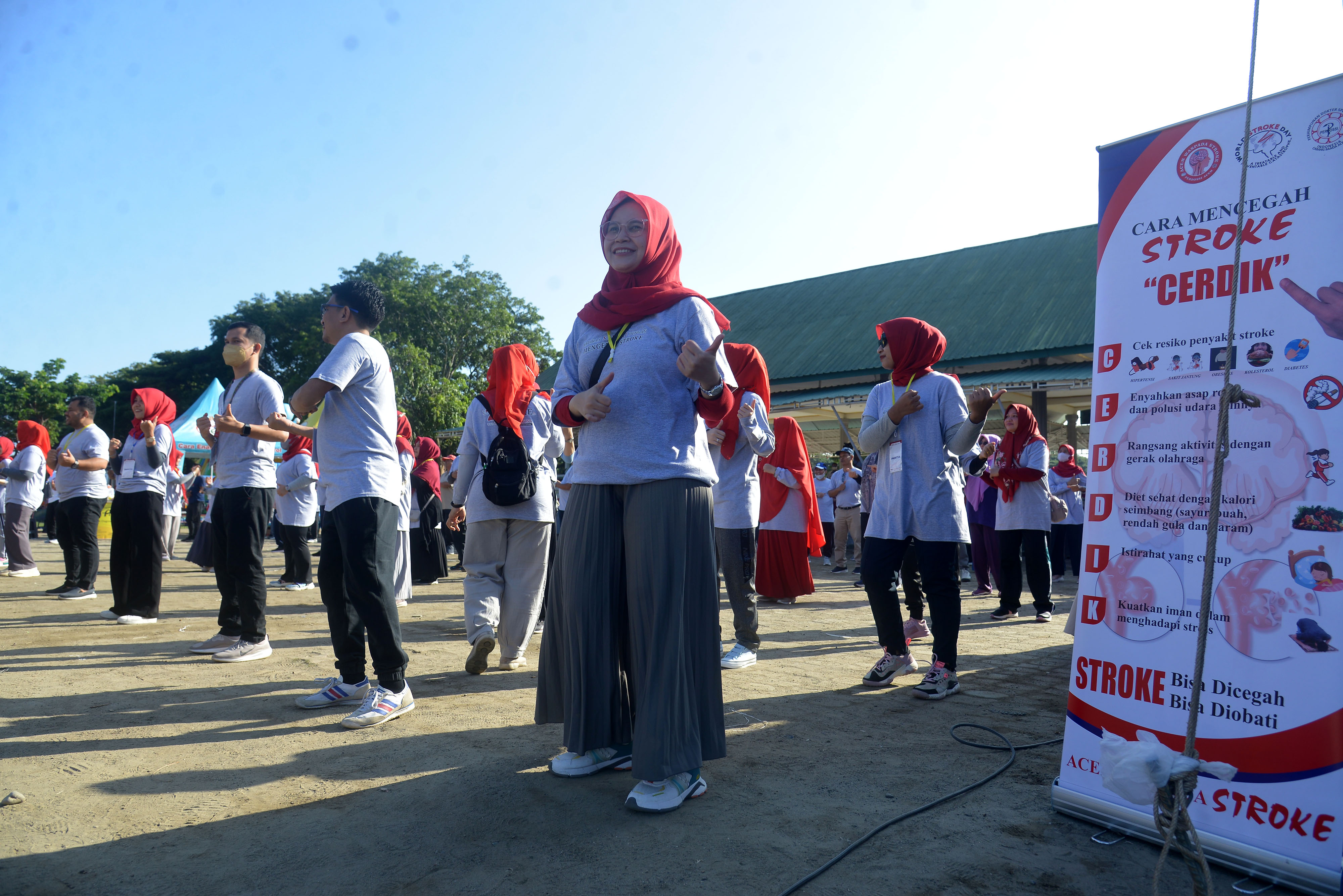 Sejumlah tenaga kesehatan menggelar senam bersama