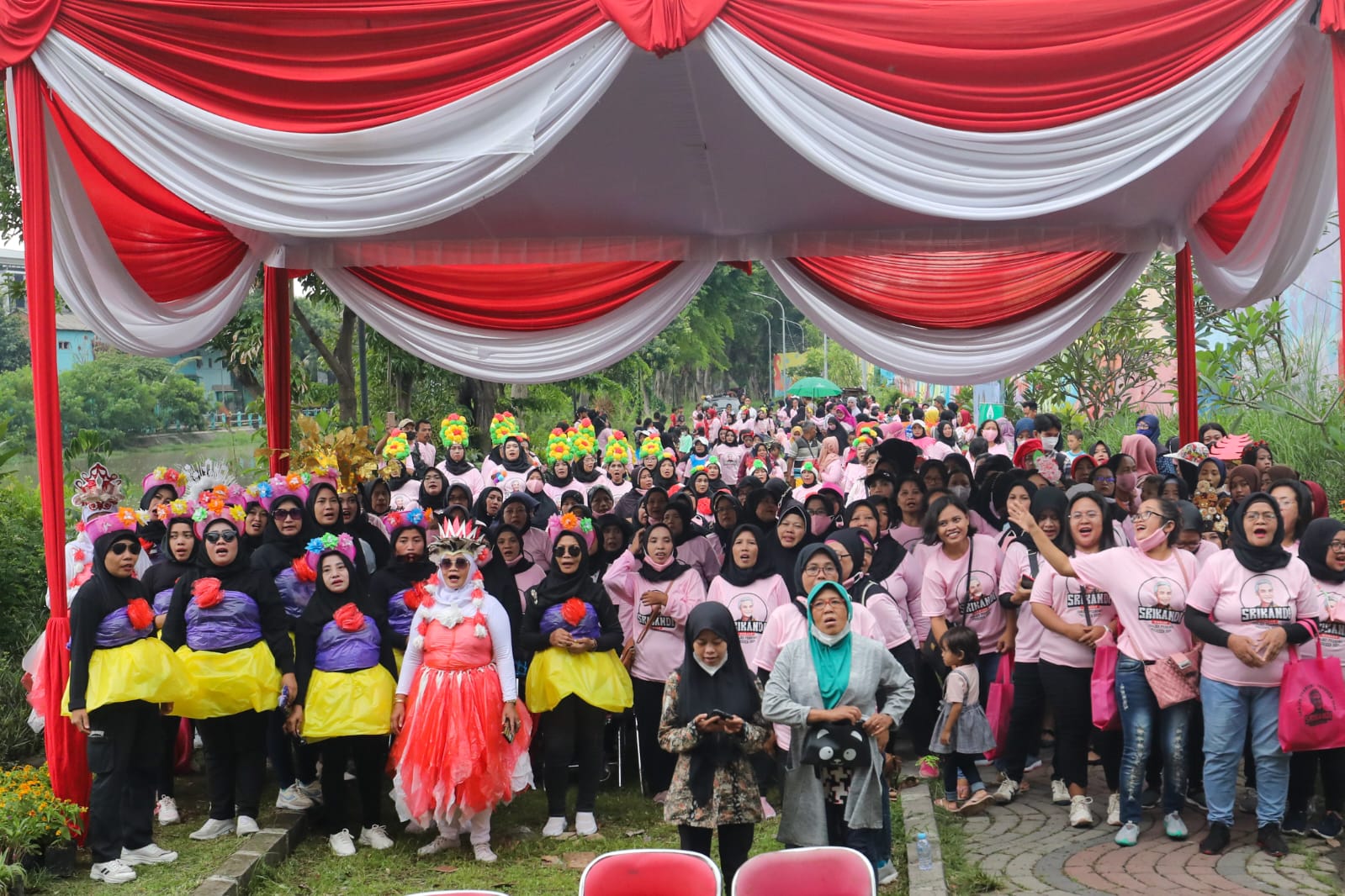 Srikandi Ganjar Jawa Timur menggelar kebaikan melalui Festival Aksi Go Green di Wisata Riverside, Kecamatan Tegalsari, Kota Surabaya, Jatim