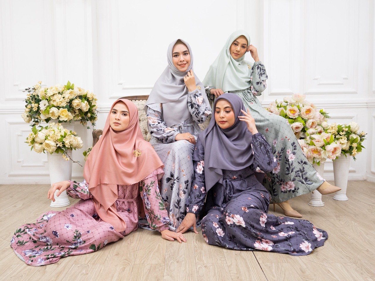 Oki Setiana Dewi (tengah) dengan busana gamis terbarunya cocok untuk muslimah aktif