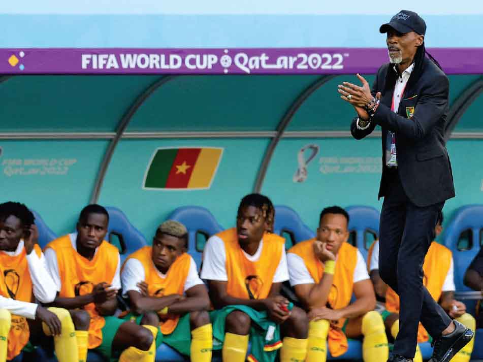 PELATIH timnas Kamerun Rigobert Song memantau pasukannya dari pinggir lapangan saat skuadnya melawan timnas Swiss dalam laga grup Piala Duni
